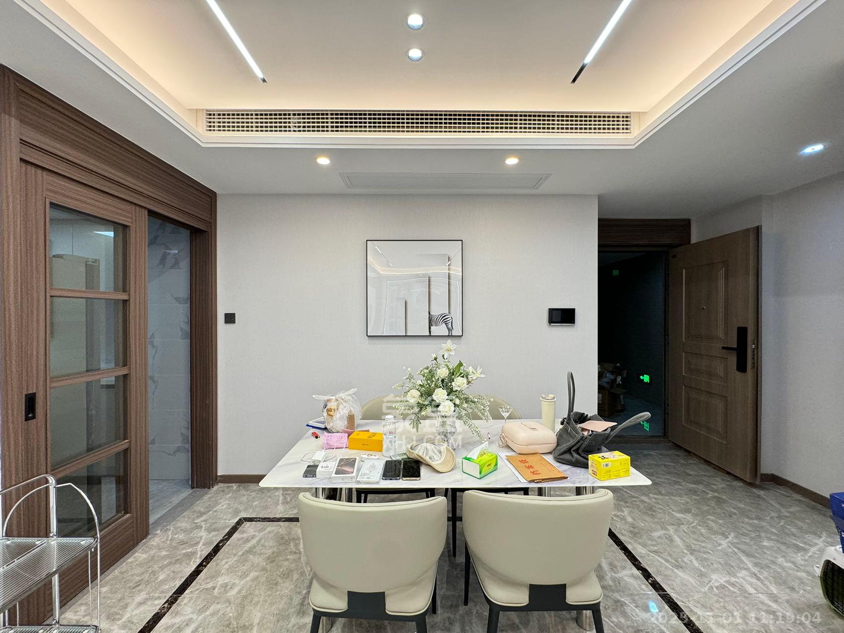 绿地V岛 3室2厅2卫 5500.0元/月 绿地V岛 3室2厅2卫 5500.0元/月室内图