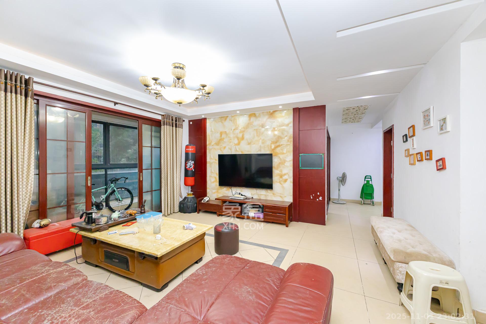 珠江东方明珠（新地东方明珠）三期  4室2厅2卫    100.0万客厅