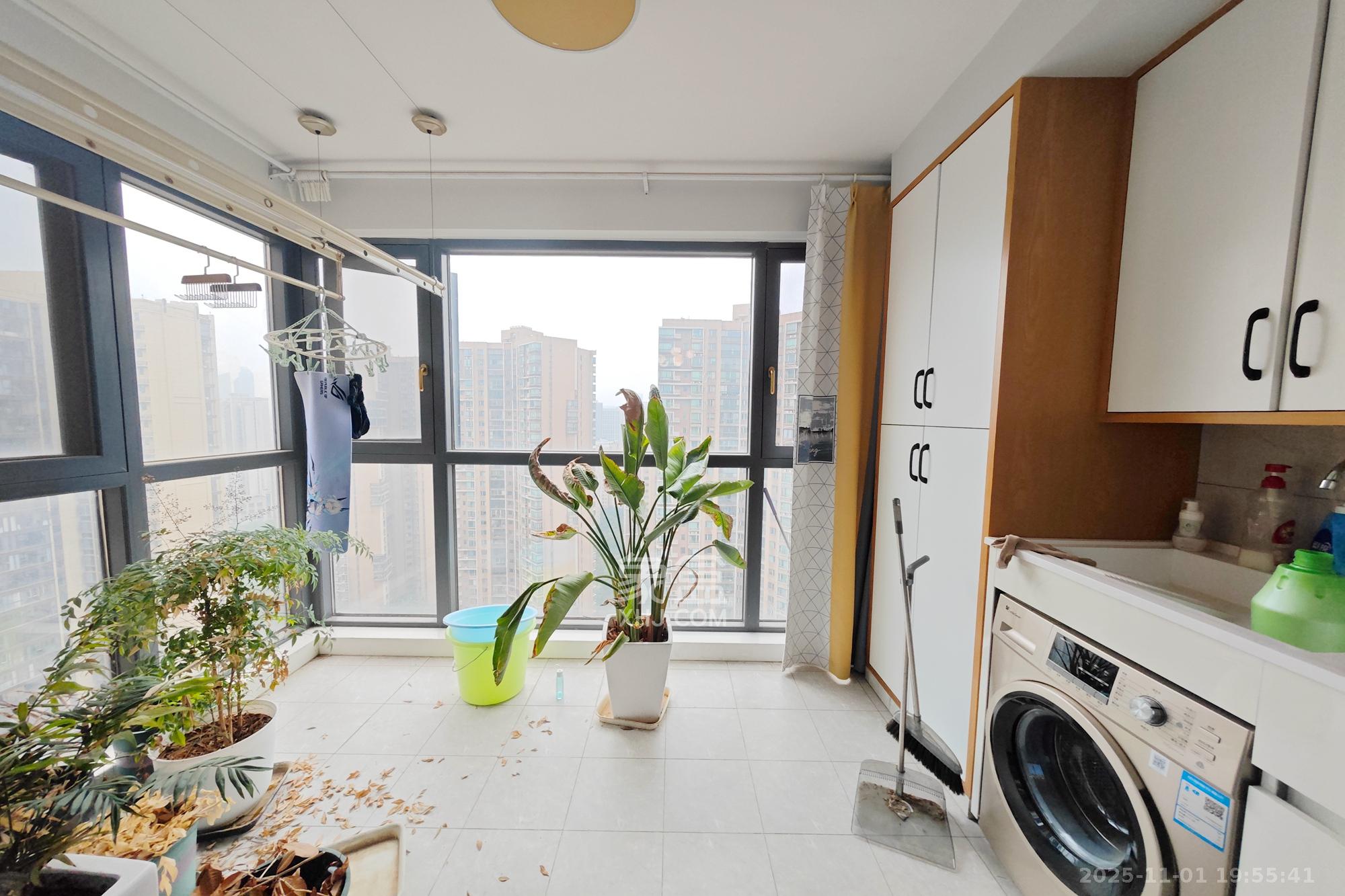 保利大都汇一期、二期  3室2厅1卫    120.0万阳台