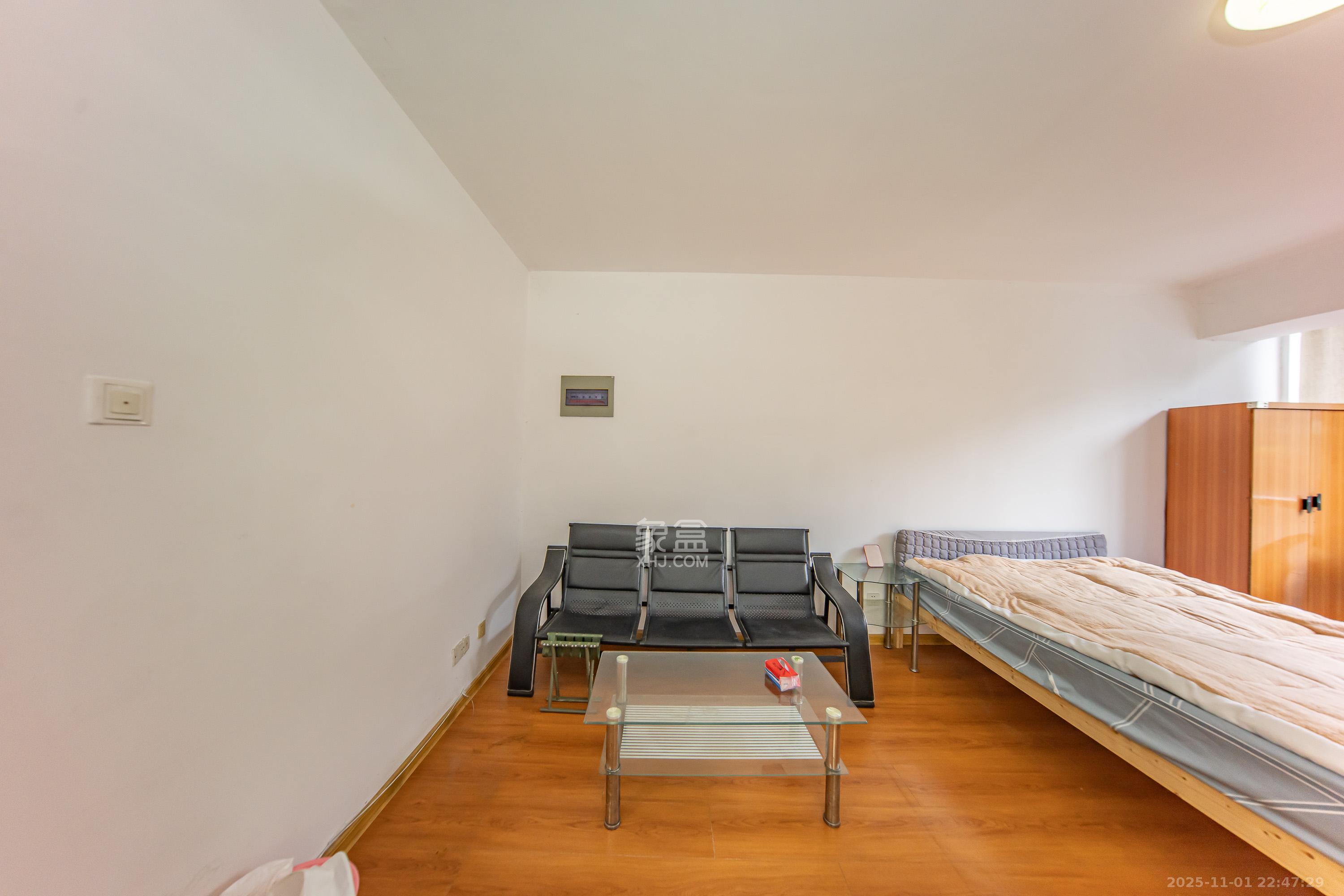 阳光100二期  1室1厅1卫    23.8万客厅