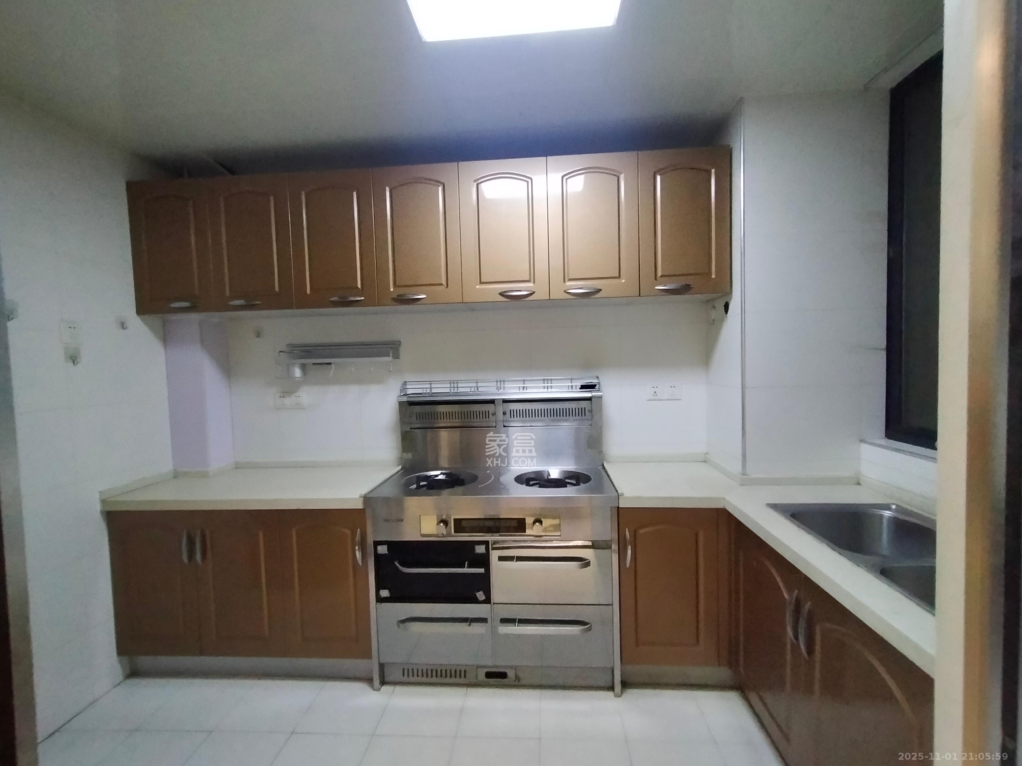 翡翠云天  3室2厅2卫    2000.0元/月室内图