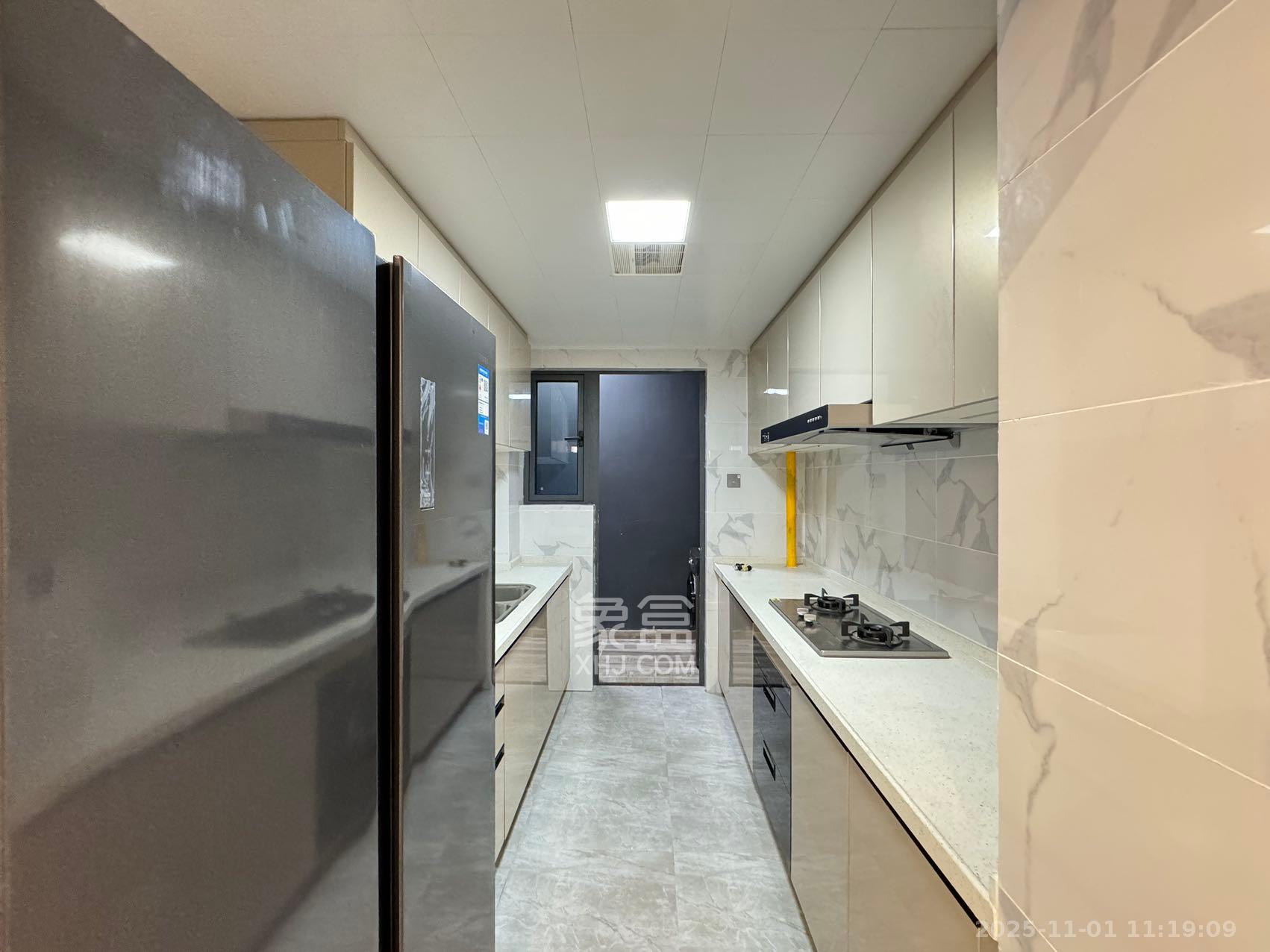 绿地V岛 3室2厅2卫 5500.0元/月 绿地V岛 3室2厅2卫 5500.0元/月室内图