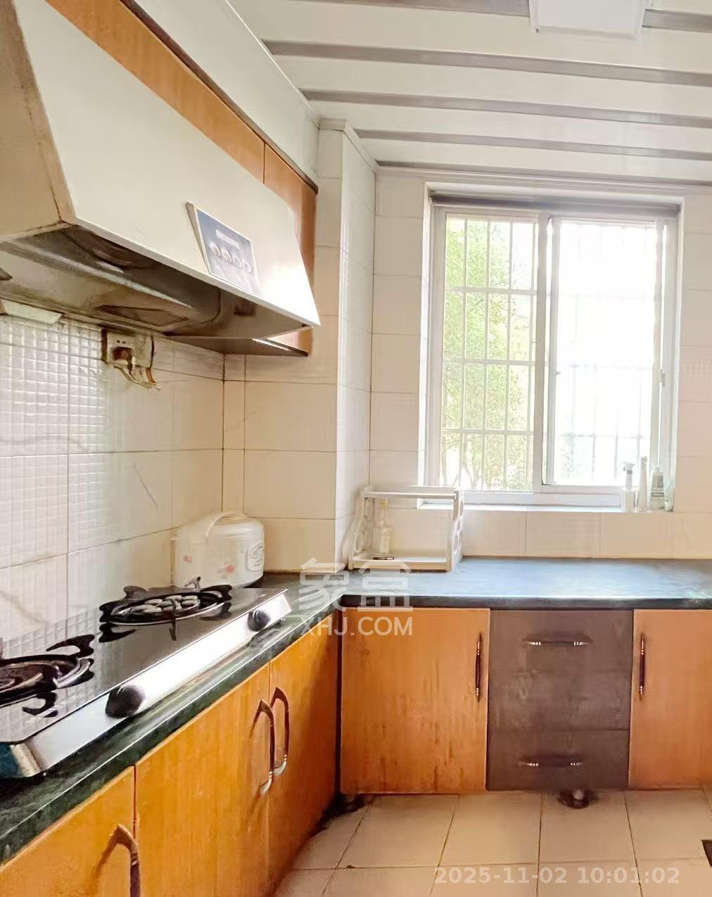 都市春天  1室2厅1卫    1800.0元/月 都市春天  1室2厅1卫    1800.0元/月室内图