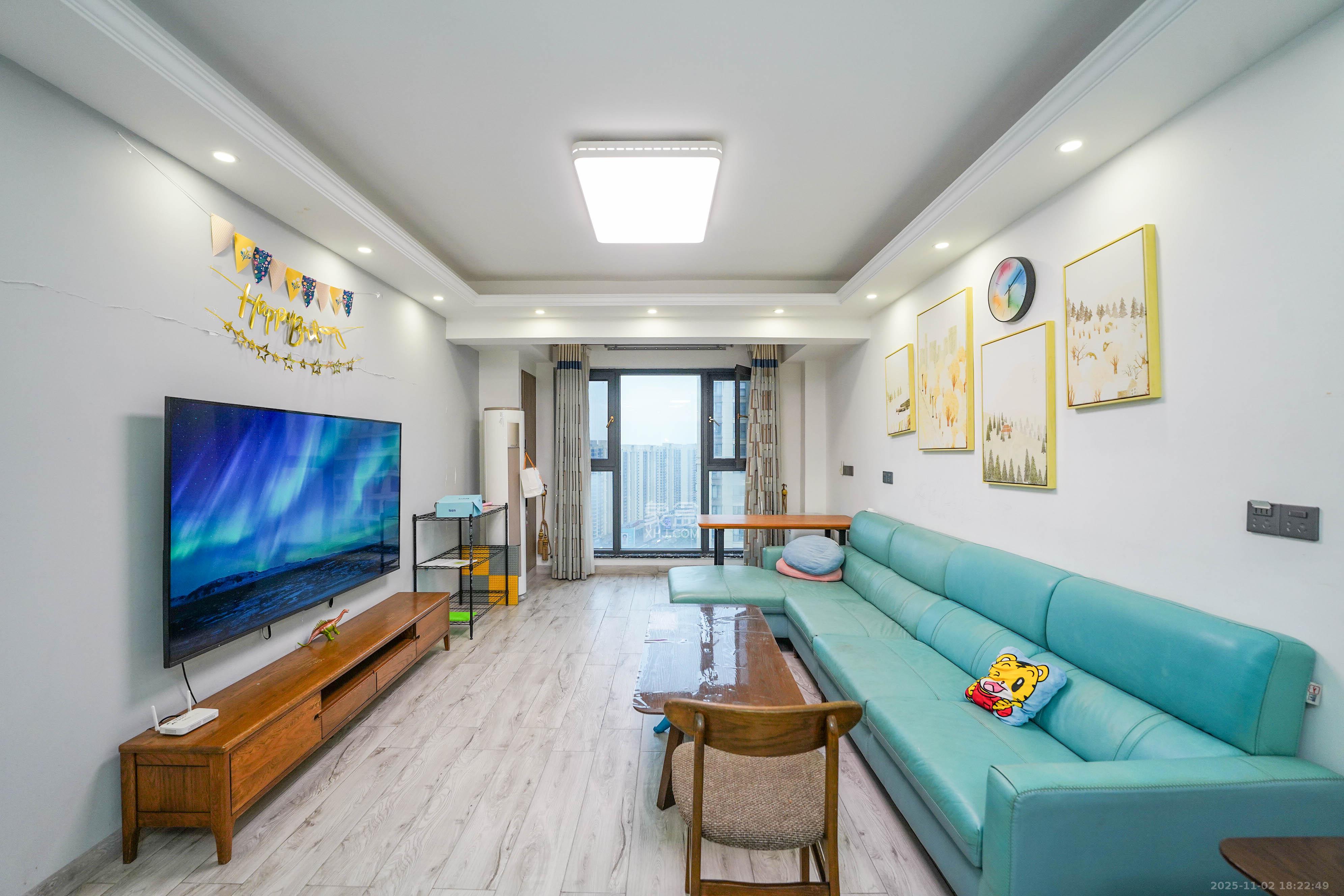 绿地新都会  3室2厅2卫    85.0万客厅