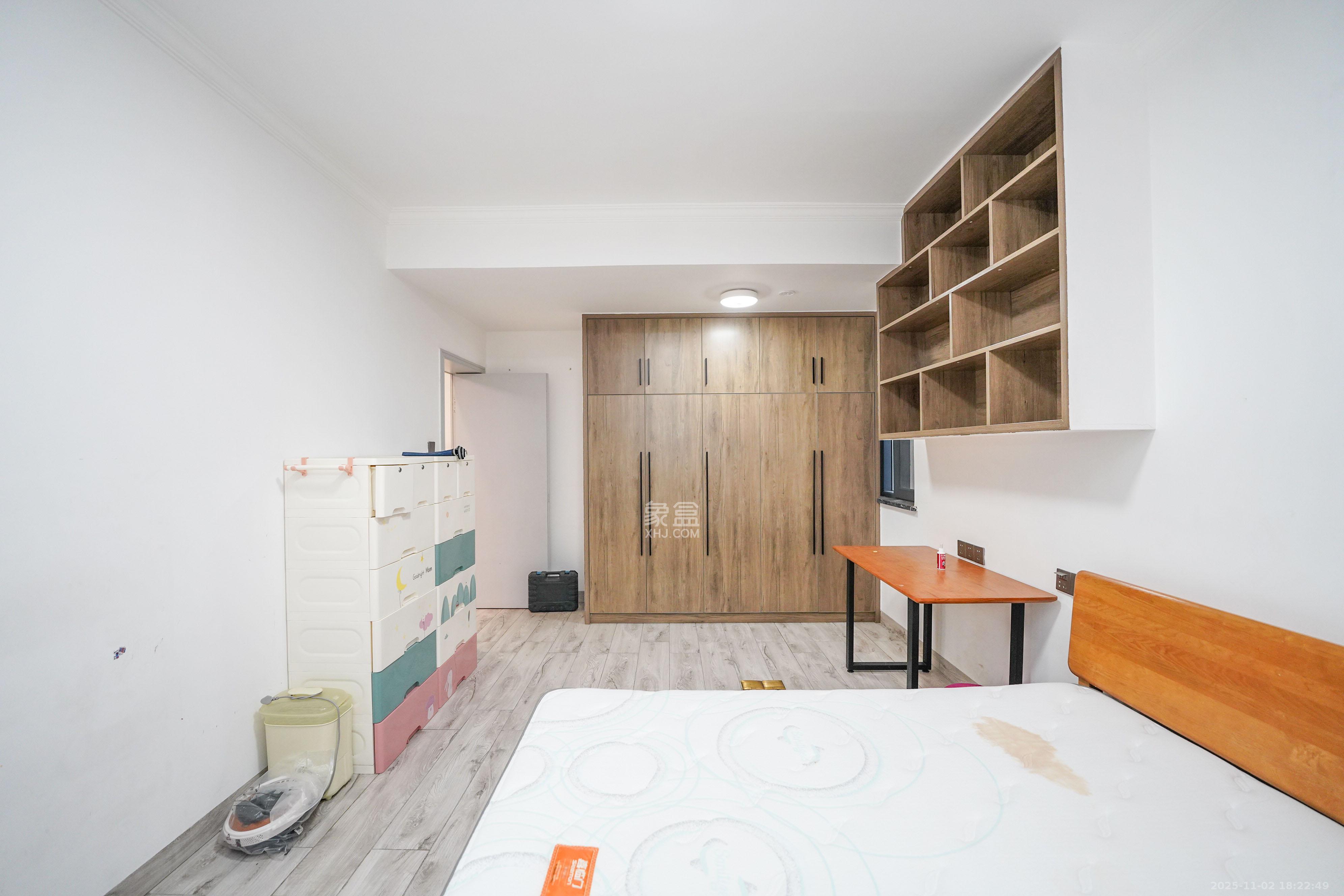 绿地新都会  3室2厅2卫    85.0万卧室