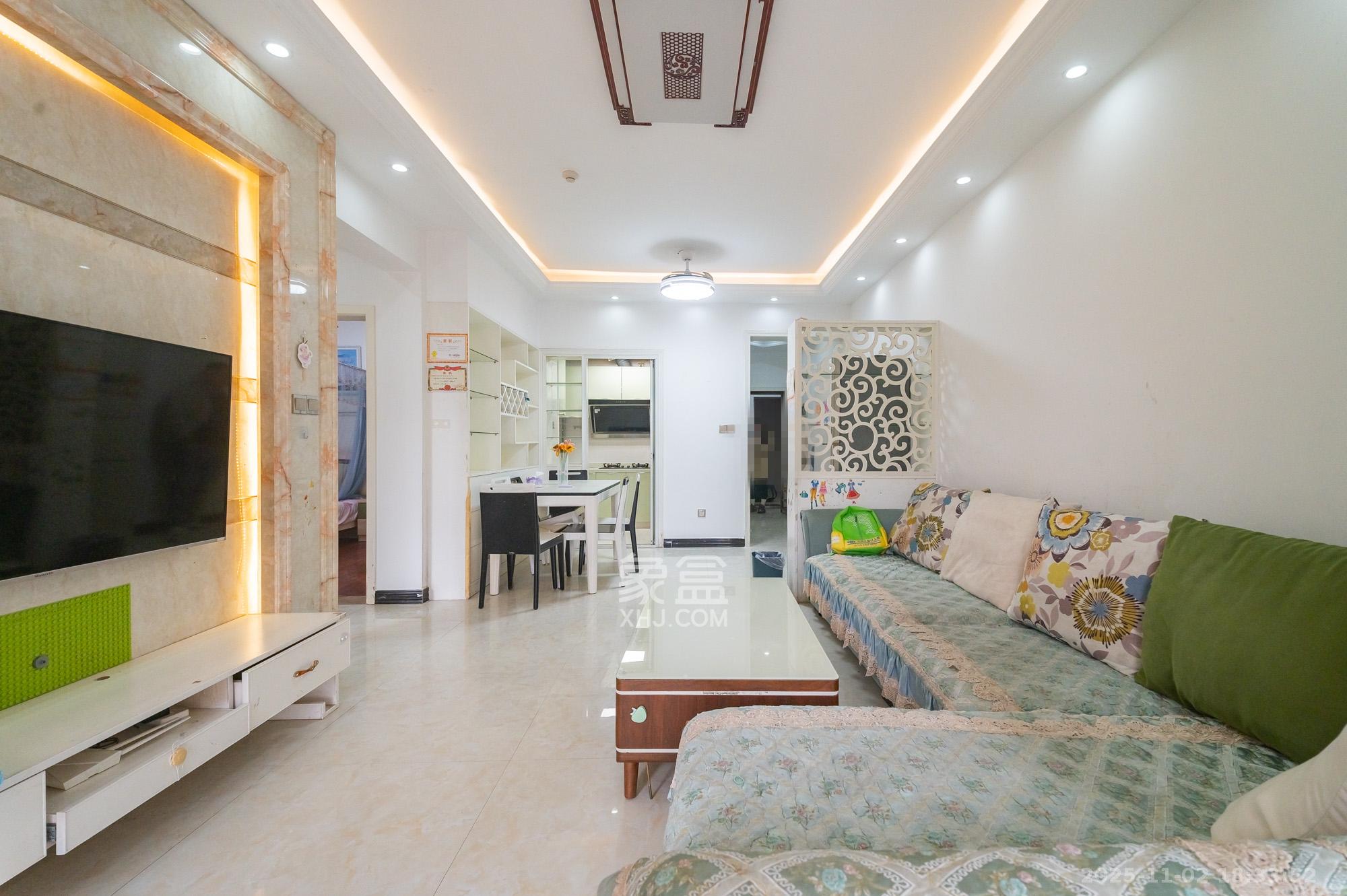 国泰九龙湾  3室2厅1卫    75.8万客厅