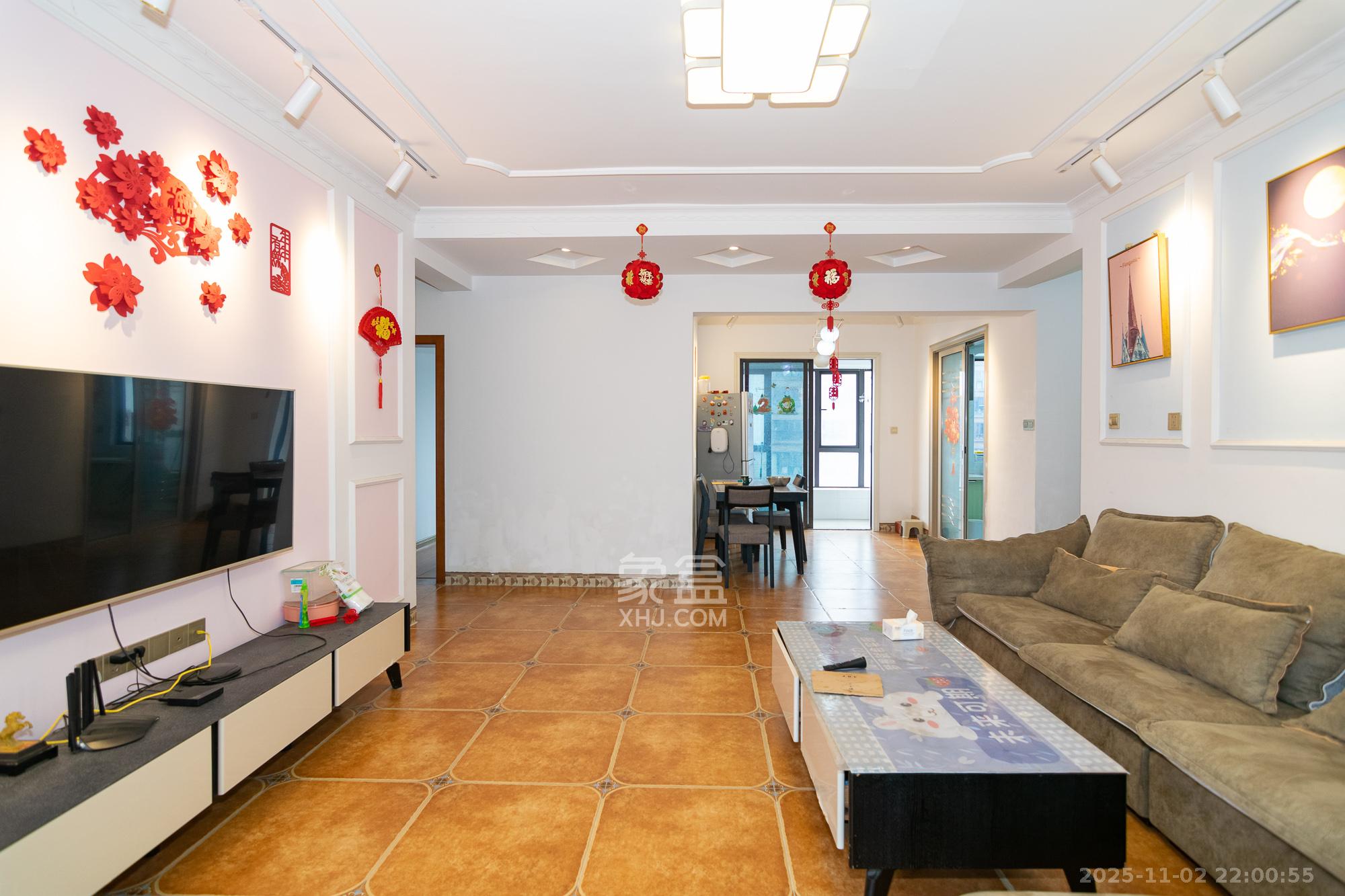 润和长郡（润和紫郡二三期）  5室2厅2卫    125.0万客厅