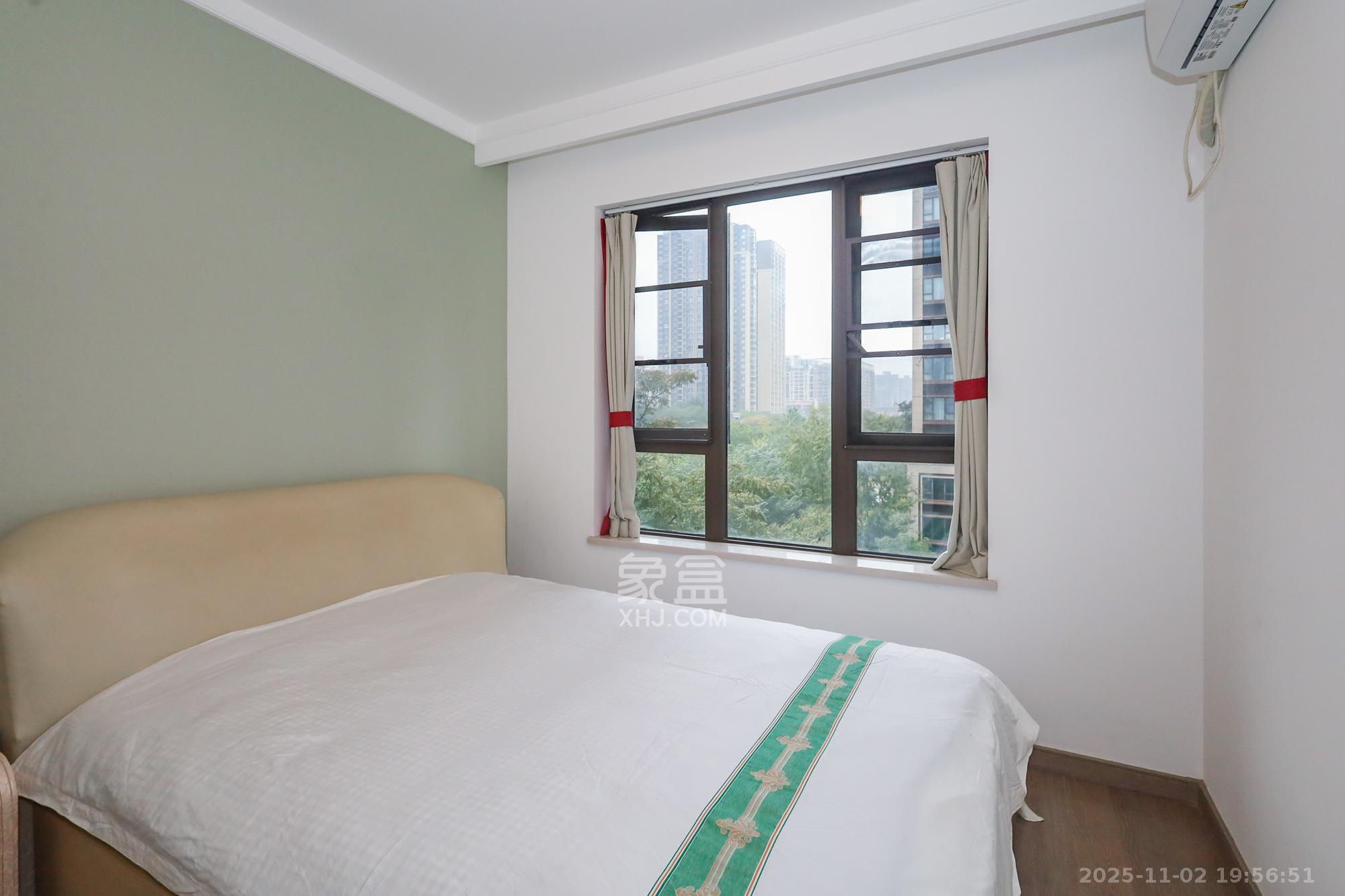 龙湖铂金中心（龙湖春江郦城）  3室2厅2卫    220.0万卧室