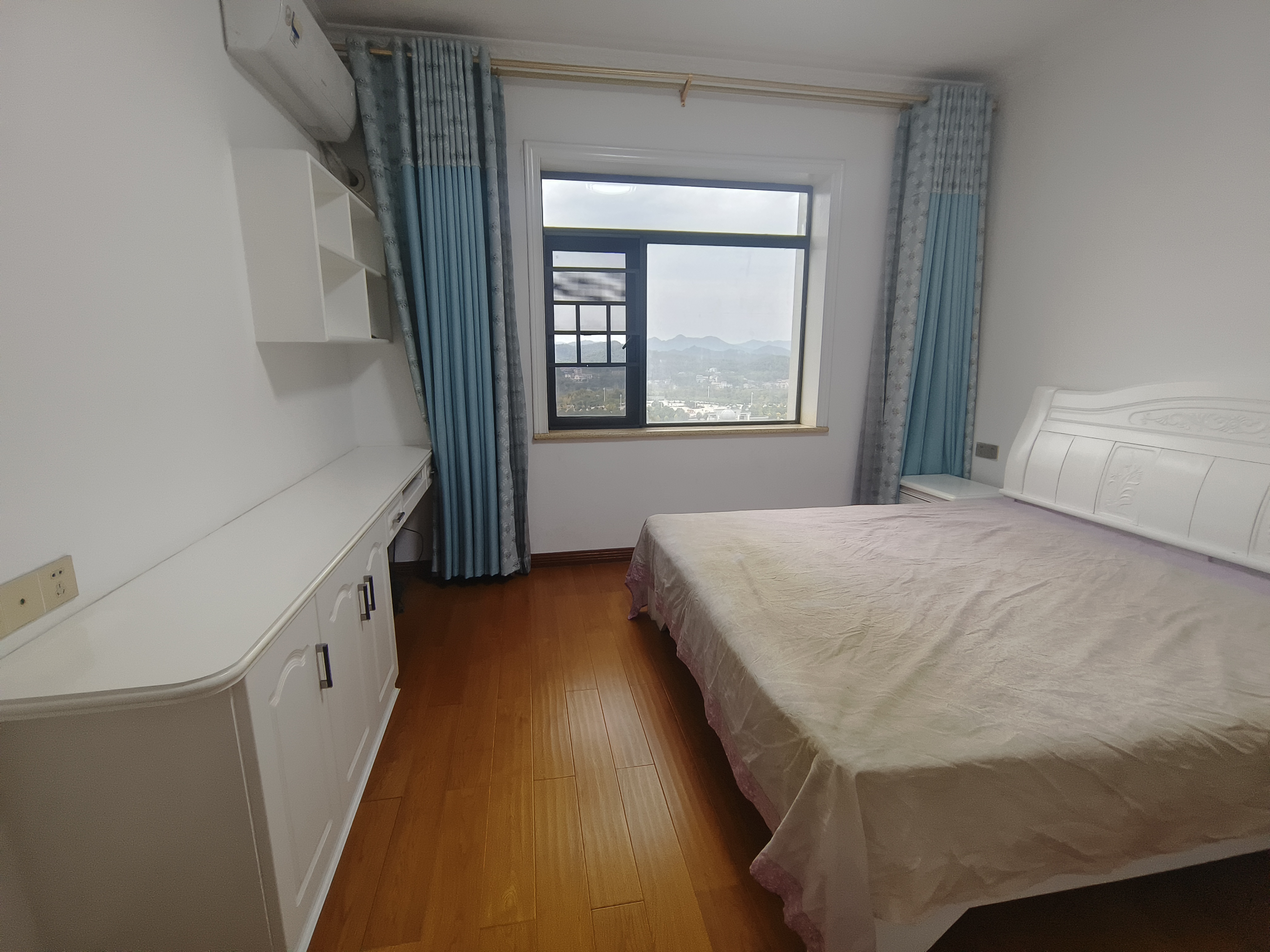 南苑上和一期 4室2厅2卫 95.0万 南苑上和一期 4室2厅2卫 95.0万客厅