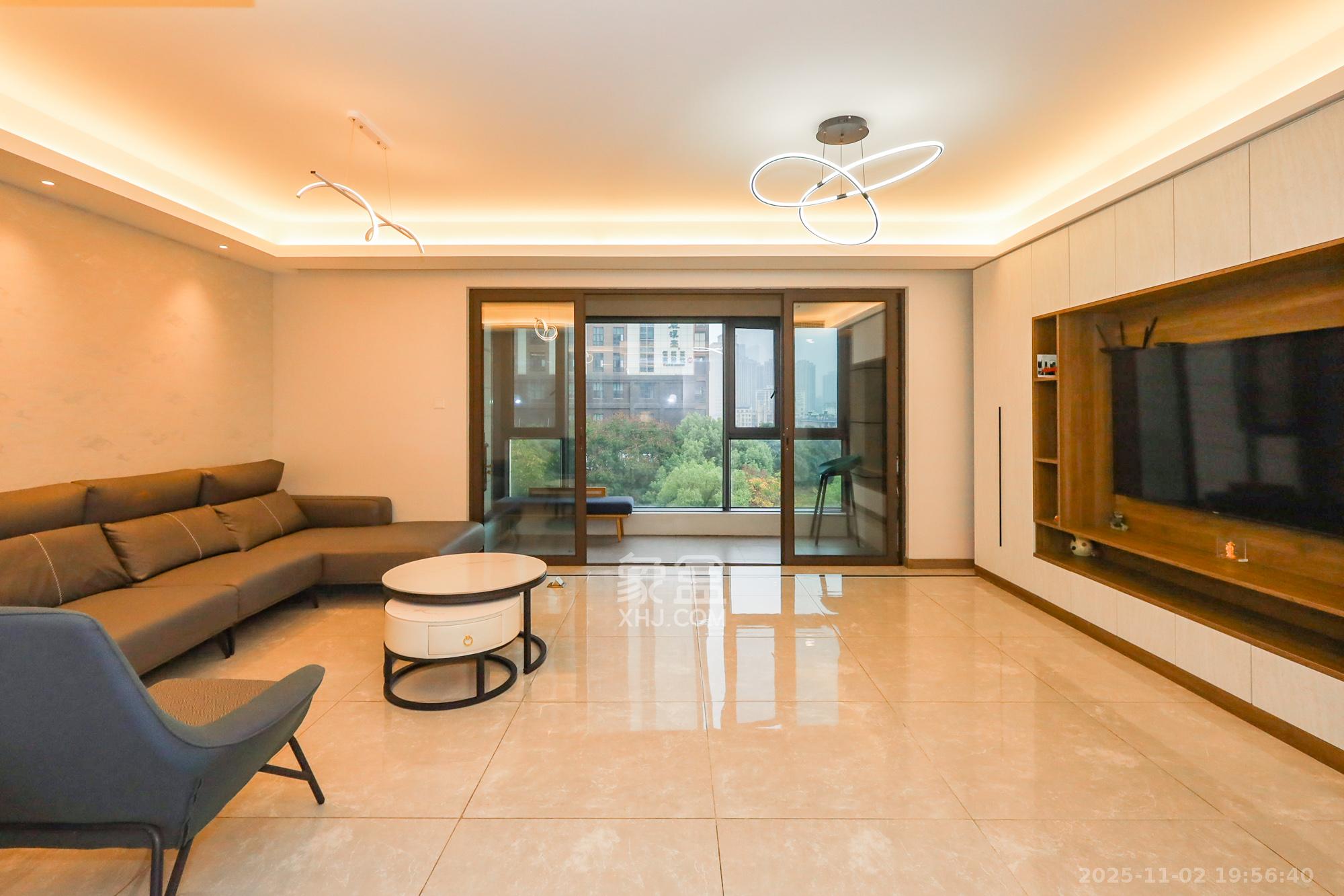 龙湖铂金中心（龙湖春江郦城）  3室2厅2卫    220.0万客厅