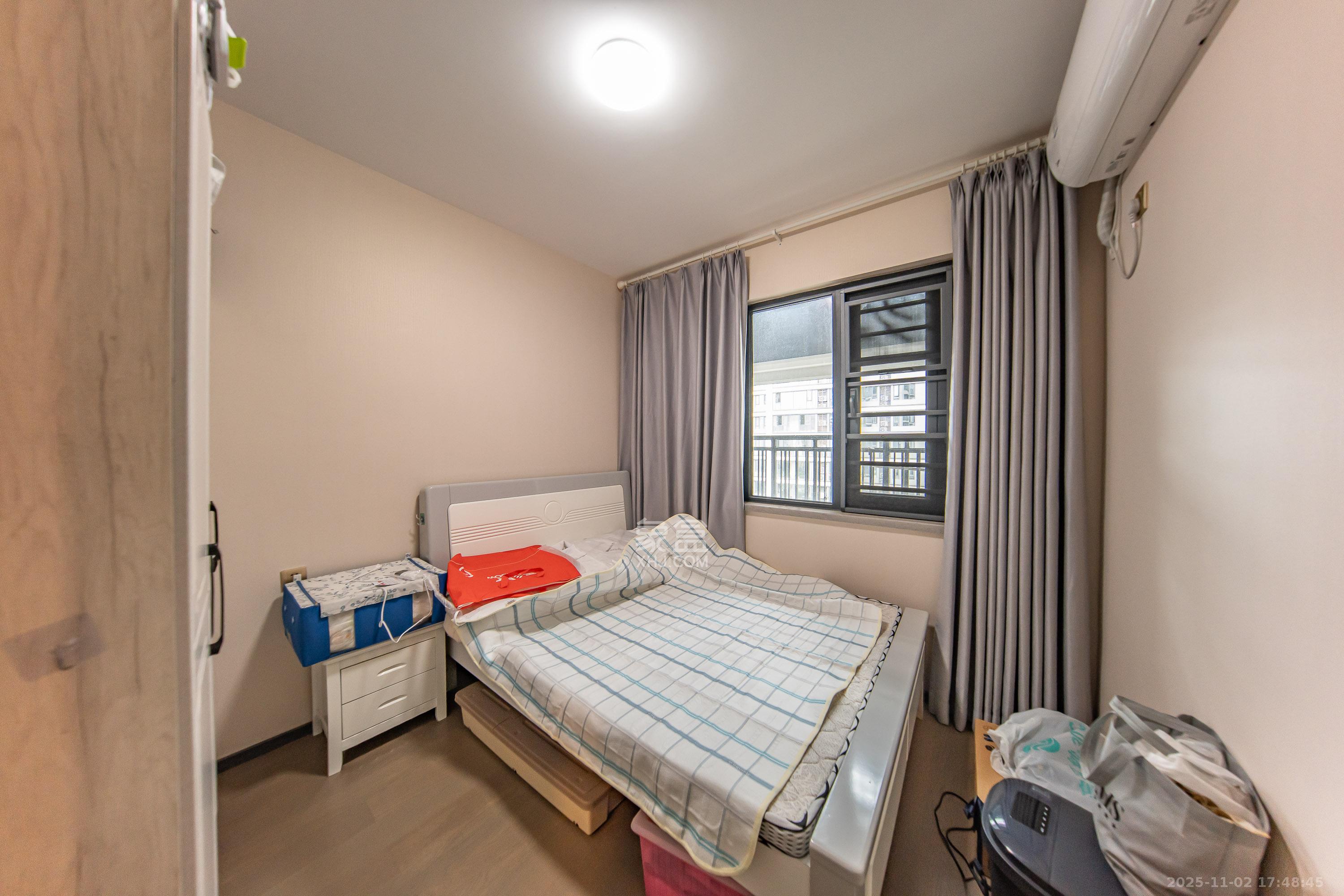 中海阅麓山一期  3室2厅2卫    150.0万卧室