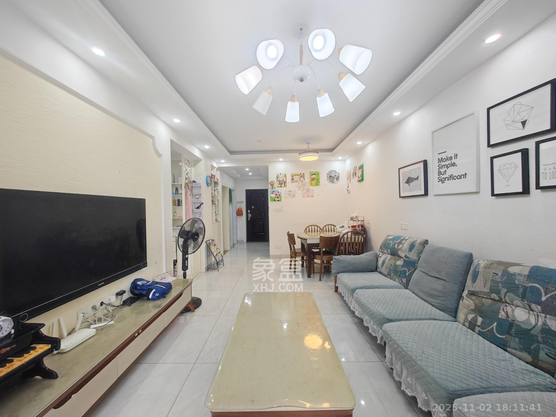 卓越蔚蓝城邦  3室1厅1卫    72.0万客厅