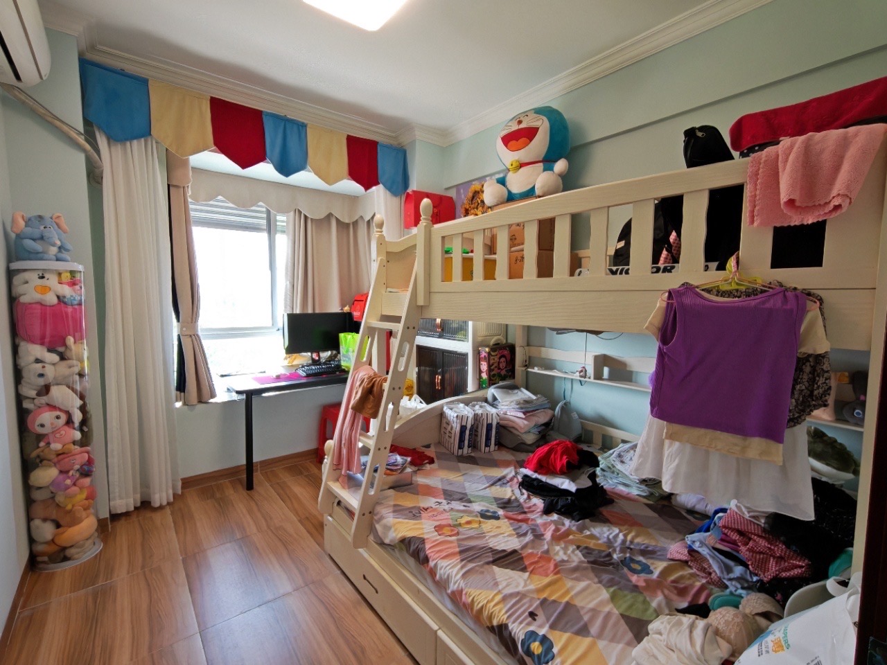 宝源花园  3室2厅2卫    165.0万客厅