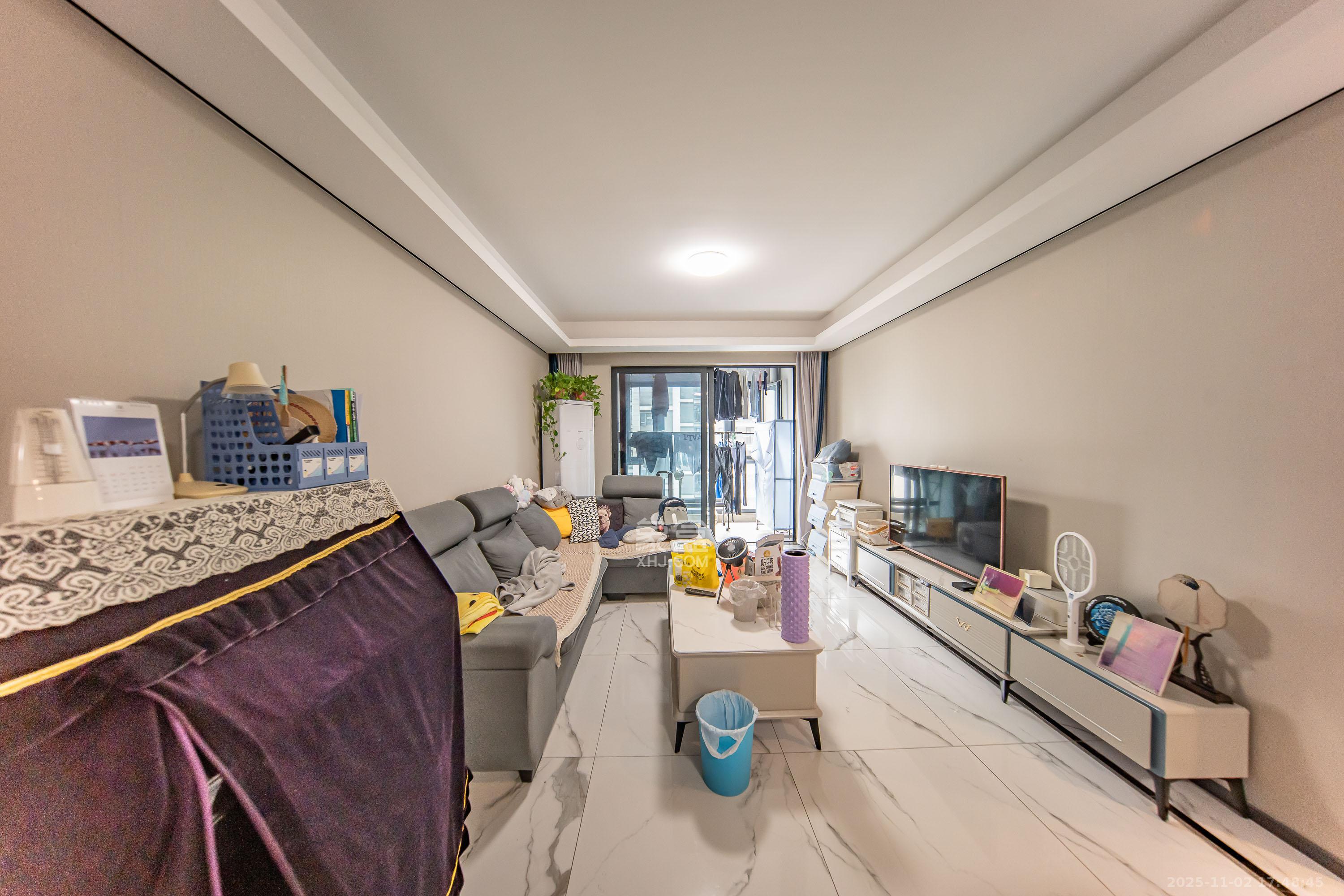 中海阅麓山一期  3室2厅2卫    150.0万客厅