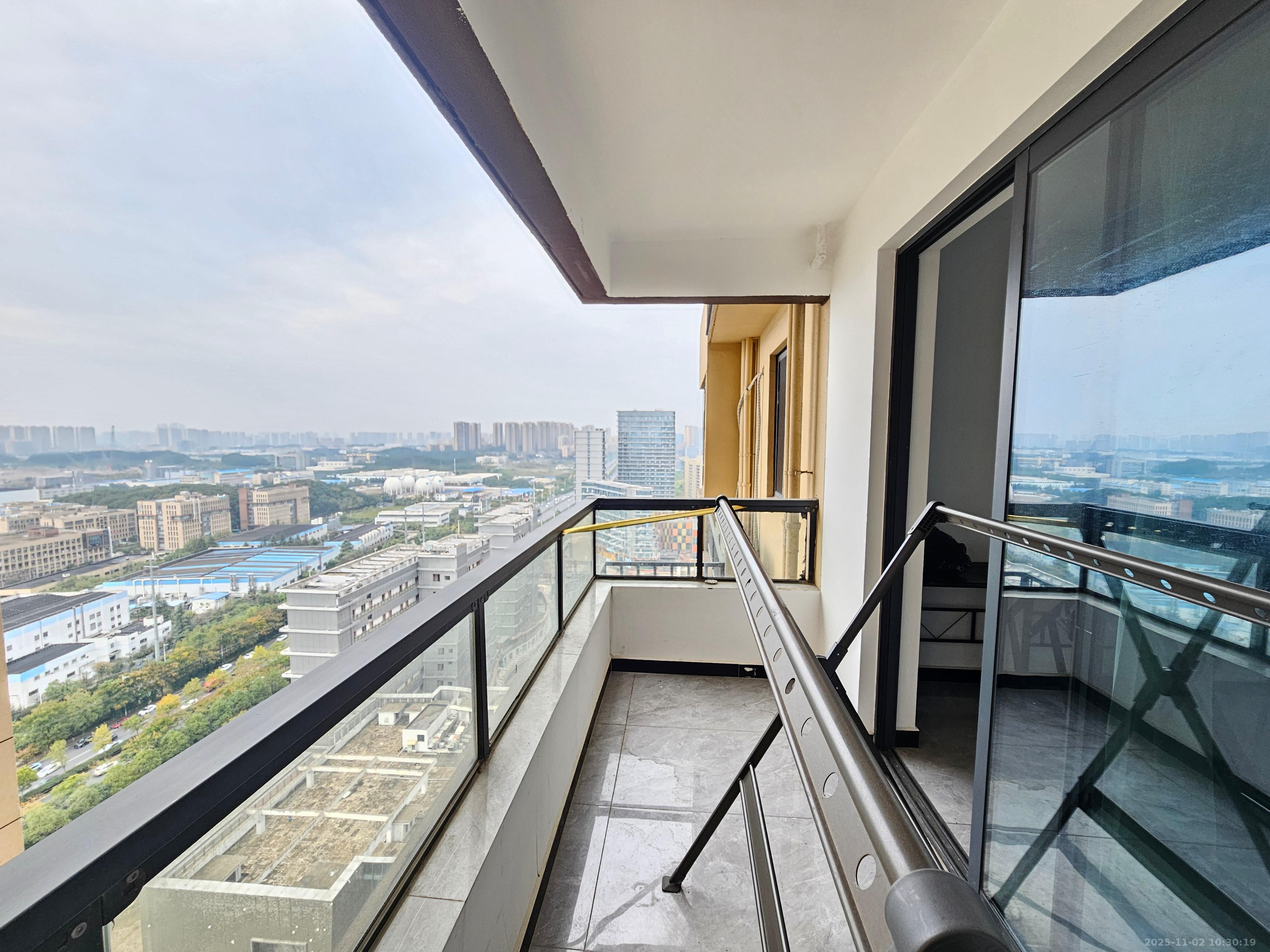 长房云公馆 3室2厅2卫 2300.0元/月 长房云公馆 3室2厅2卫 2300.0元/月室内图