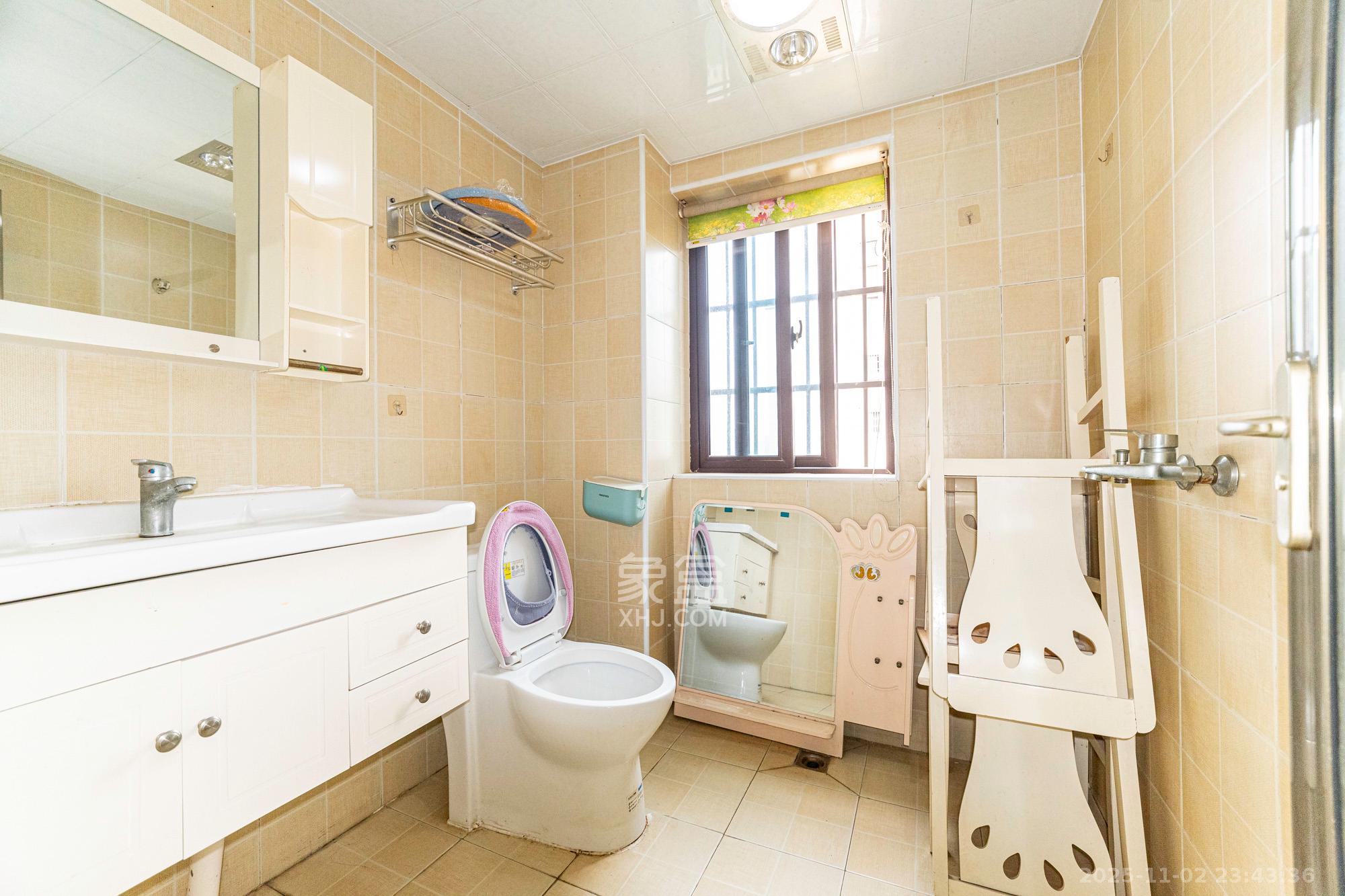 东方美地  3室2厅2卫    78.8万卫生间