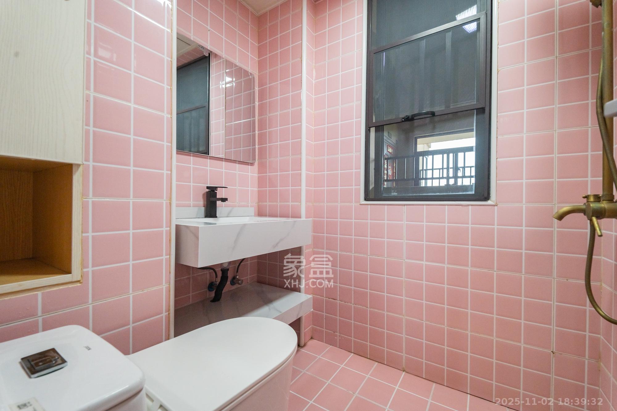 华润置地广场二期  3室2厅2卫    83.8万卫生间