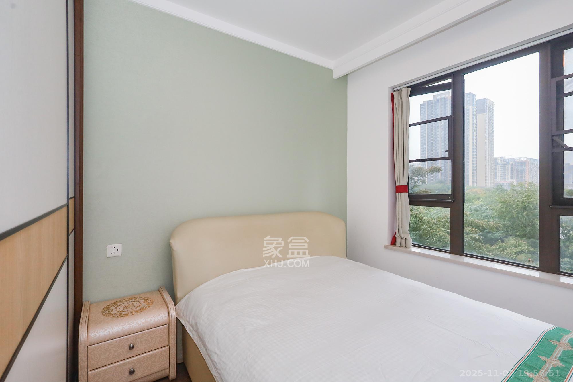 龙湖铂金中心（龙湖春江郦城）  3室2厅2卫    220.0万卧室