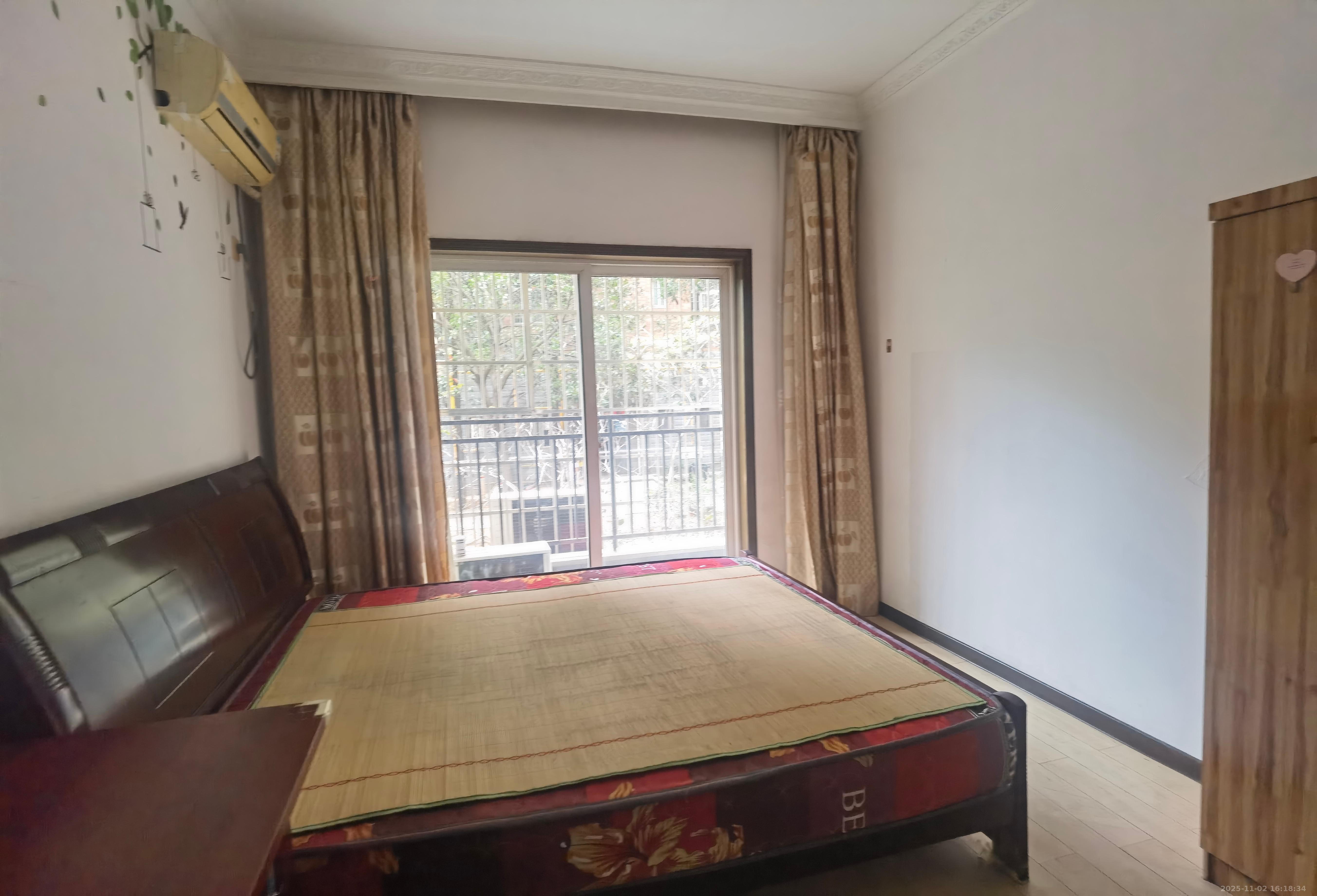 幸福洋房  4室2厅2卫    1700.0元/月室内图