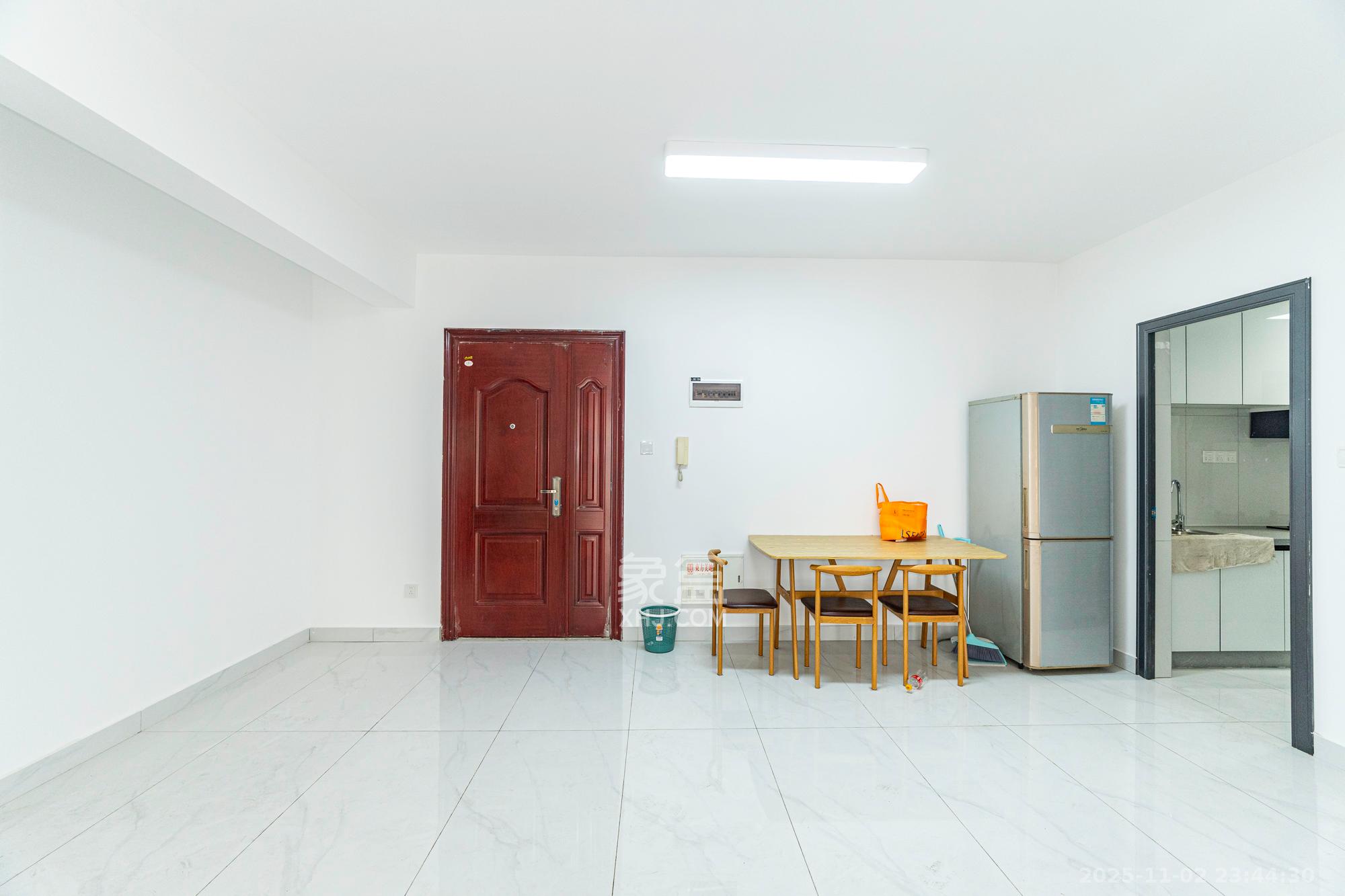 东方美地  3室2厅1卫    66.8万客厅