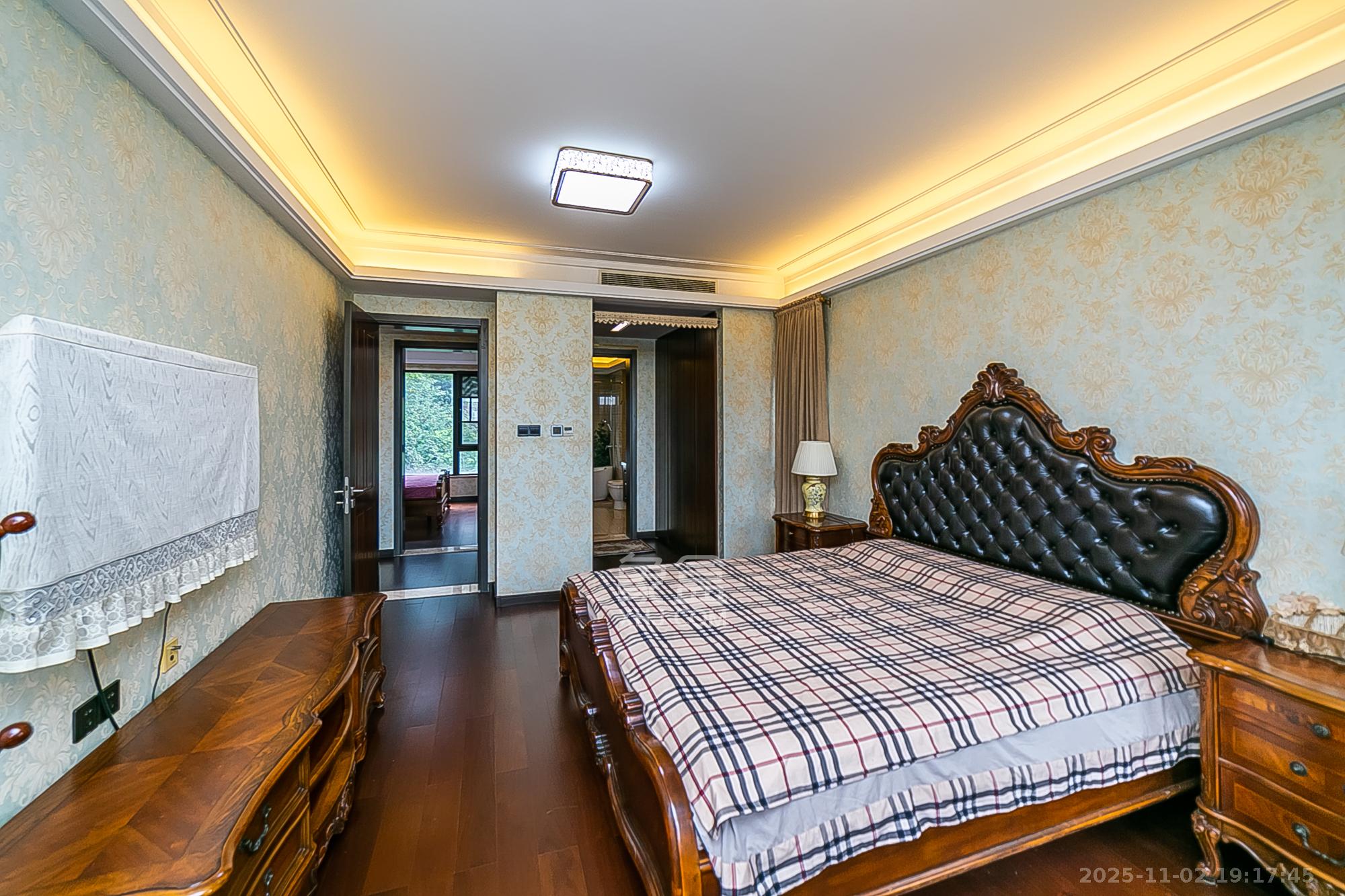 万科紫台  4室2厅2卫    280.0万卧室