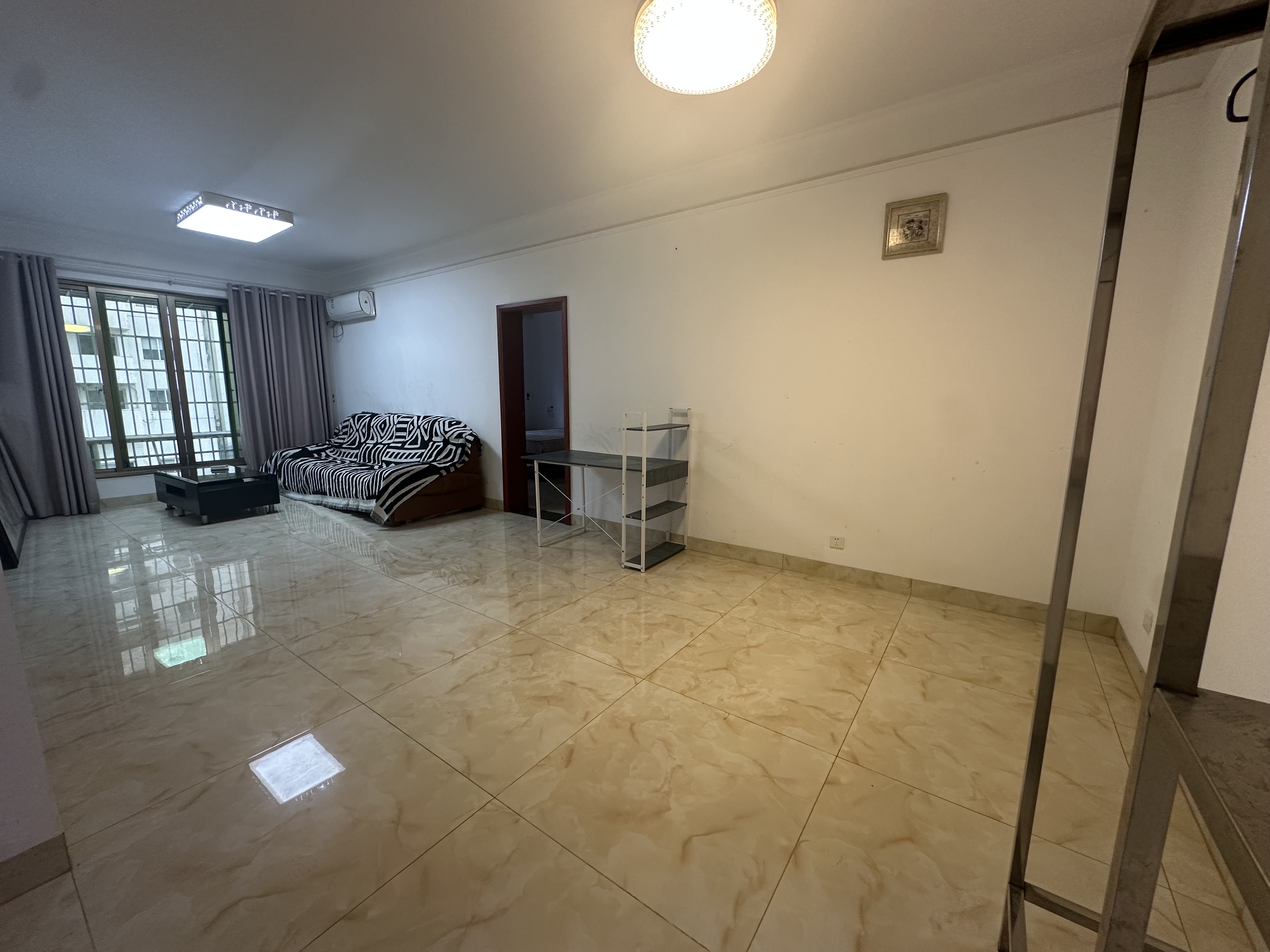 王府小区  2室2厅1卫    2600.0元/月