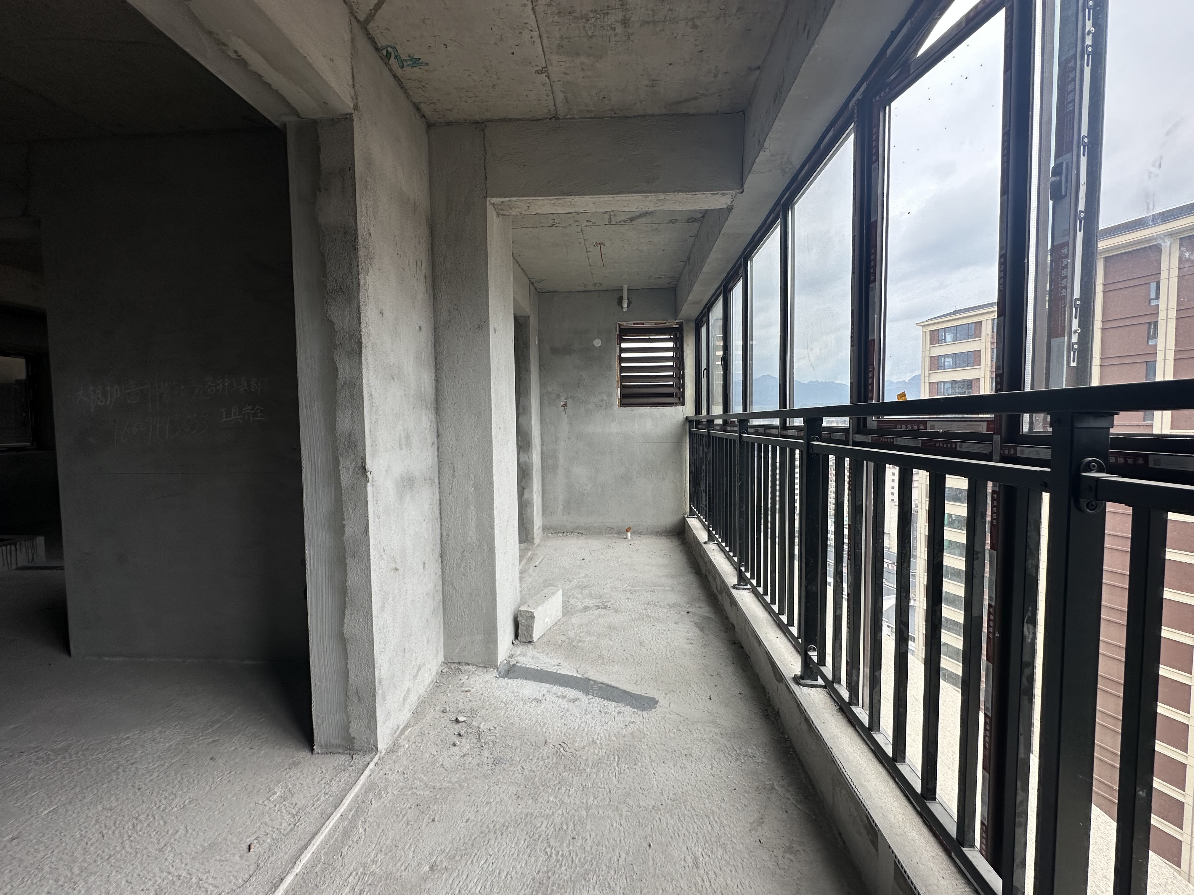 奇峰广场  1室0厅0卫    2500.0元/月室内图