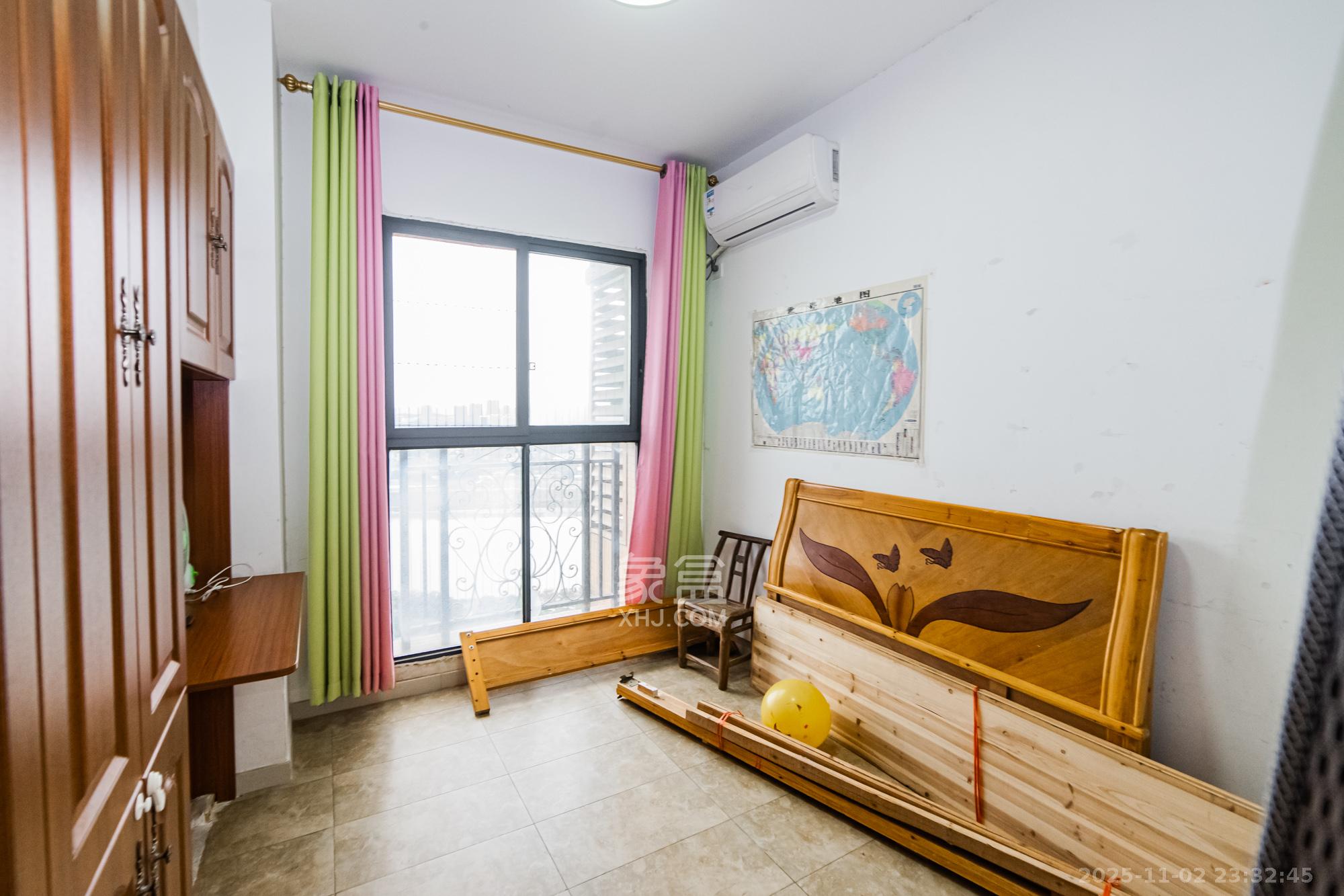 珠江郦城薰衣道 4室2厅2卫 138.0万 珠江郦城薰衣道 4室2厅2卫 138.0万卧室