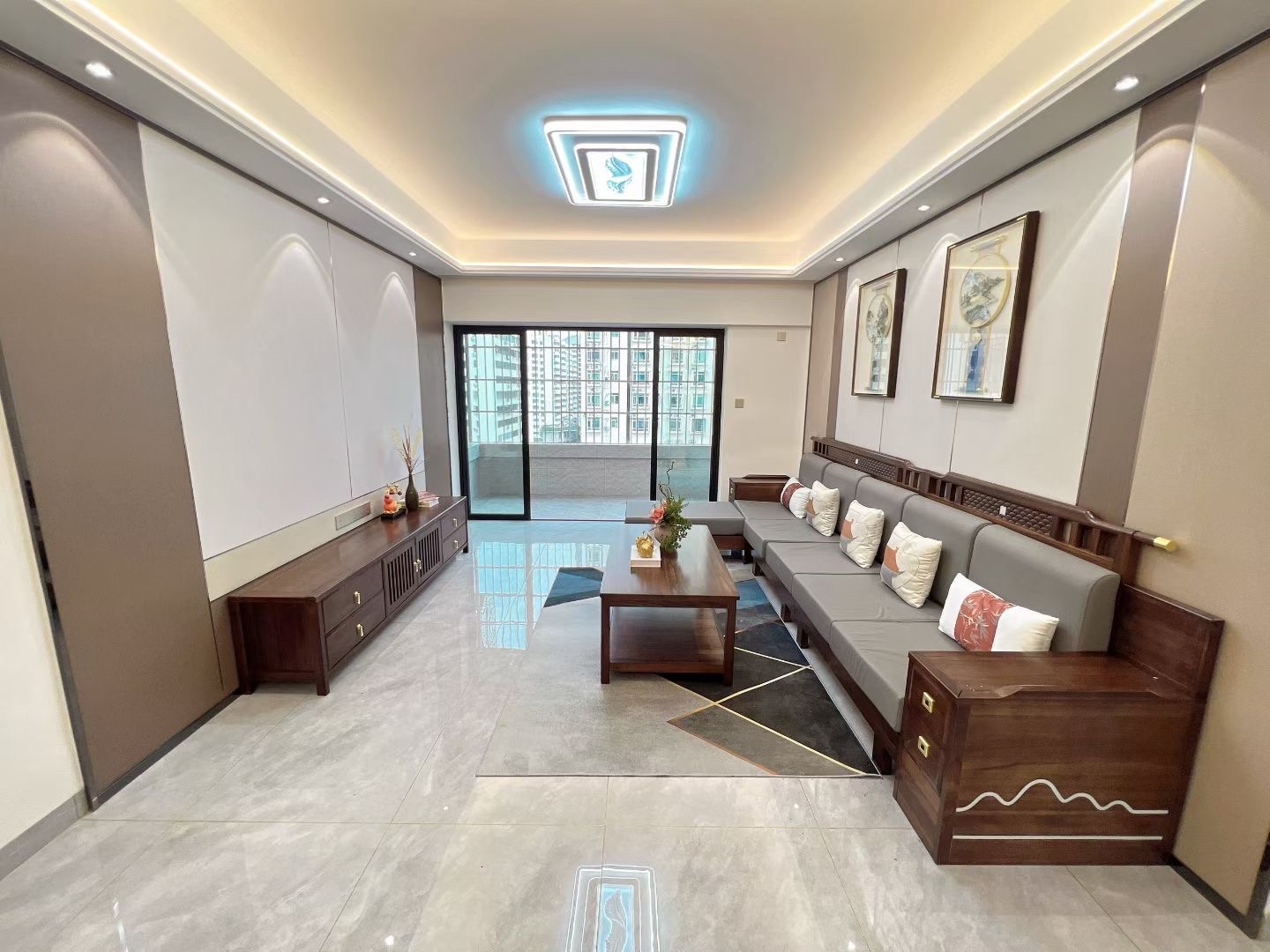 国贸大厦  3室2厅2卫    119.0万客厅