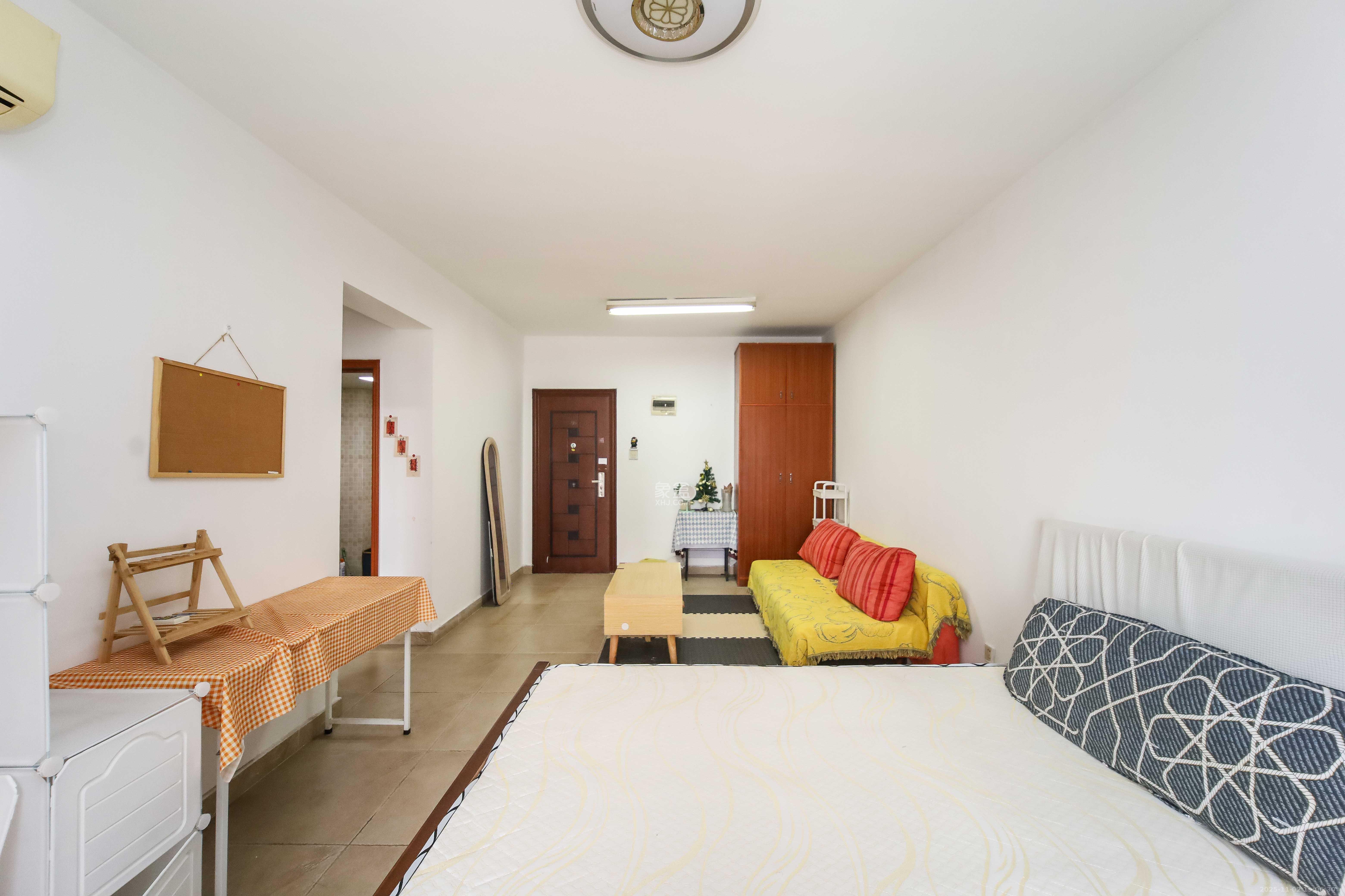 左岸右岸  1室1厅1卫    32.0万客厅