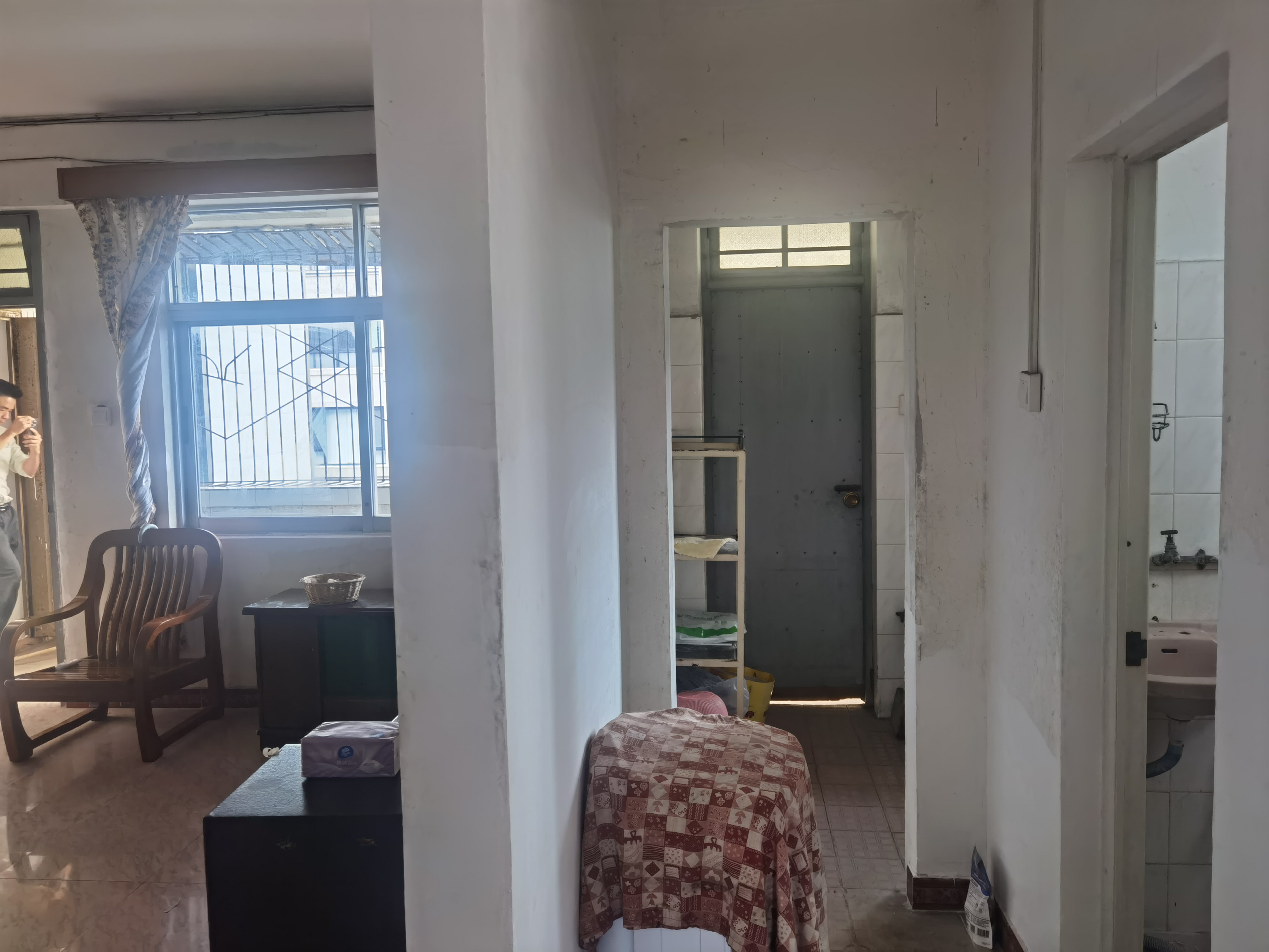 海南省汽车制配厂宿舍（海秀路汽车西站旁）  1室0厅0卫    92.0万客厅