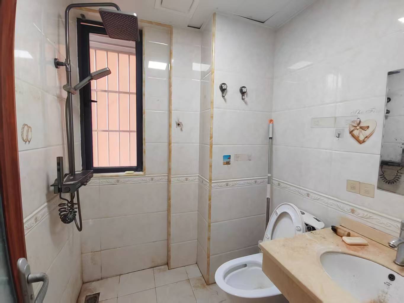 香榭花园  2室1厅1卫    2500.0元/月 香榭花园  2室1厅1卫    2500.0元/月室内图