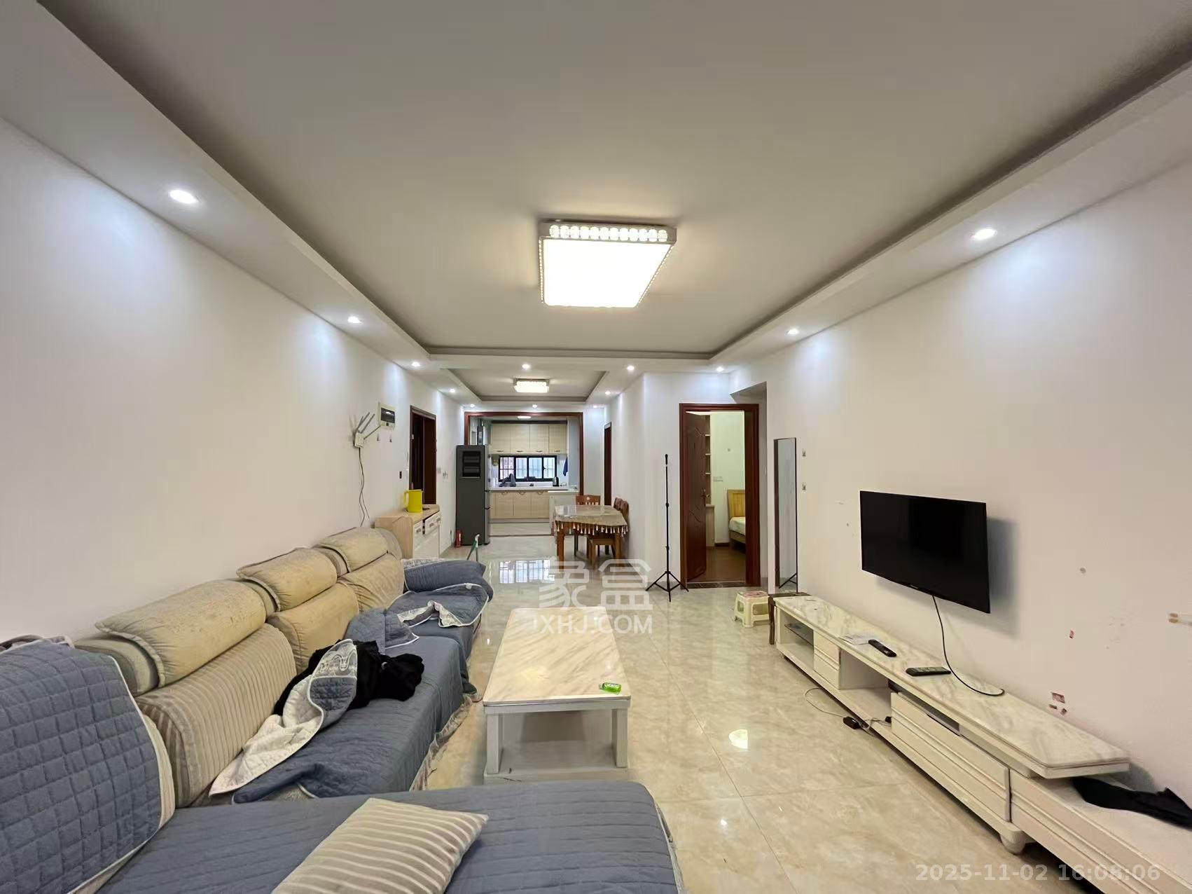 绿地中央广场  3室2厅2卫    2800.0元/月