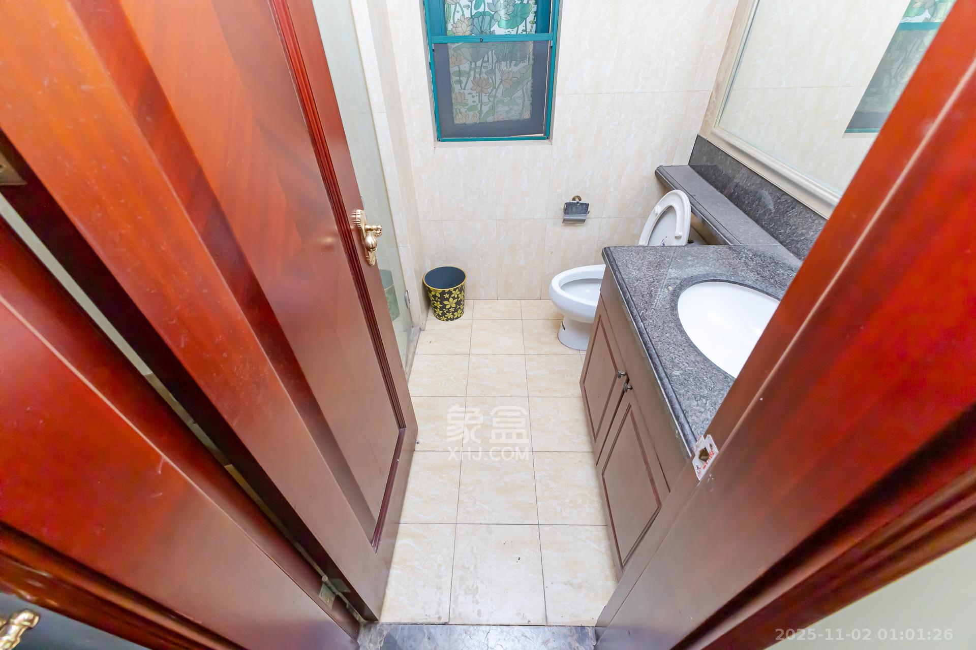 恒大名都  4室2厅4卫    170.8万卫生间