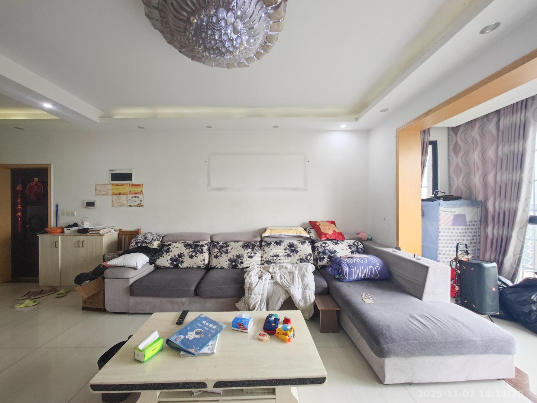 丰园城（鄱阳小区二期）  3室2厅2卫    73.8万客厅