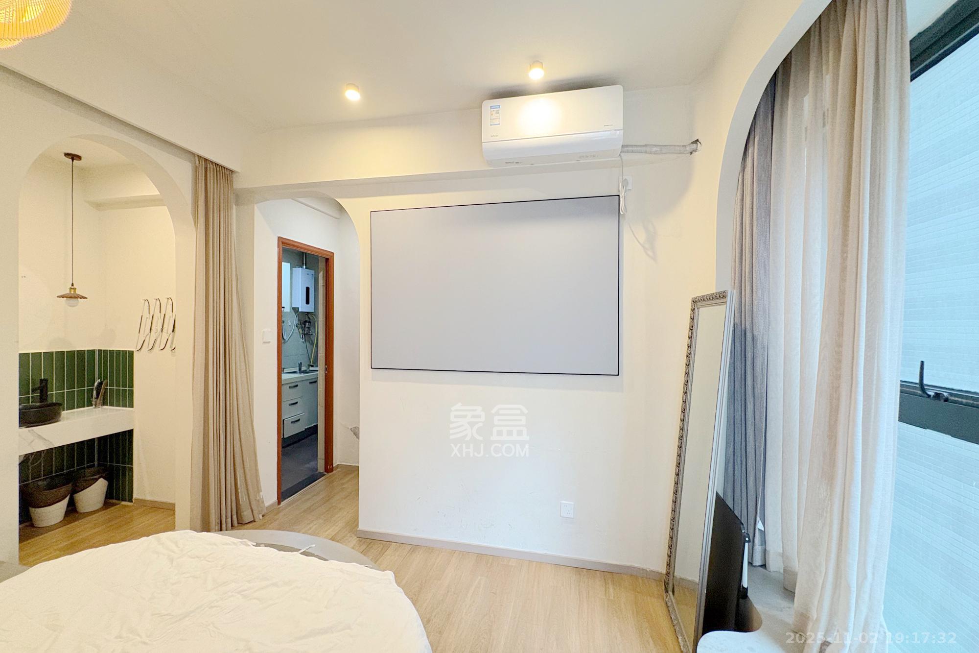 中天广场  1室1厅1卫    52.6万客厅