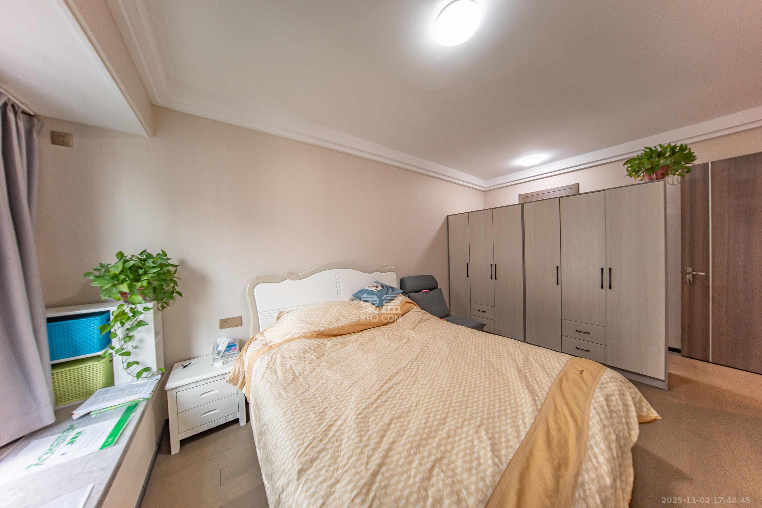 中海阅麓山一期  3室2厅2卫    150.0万卧室