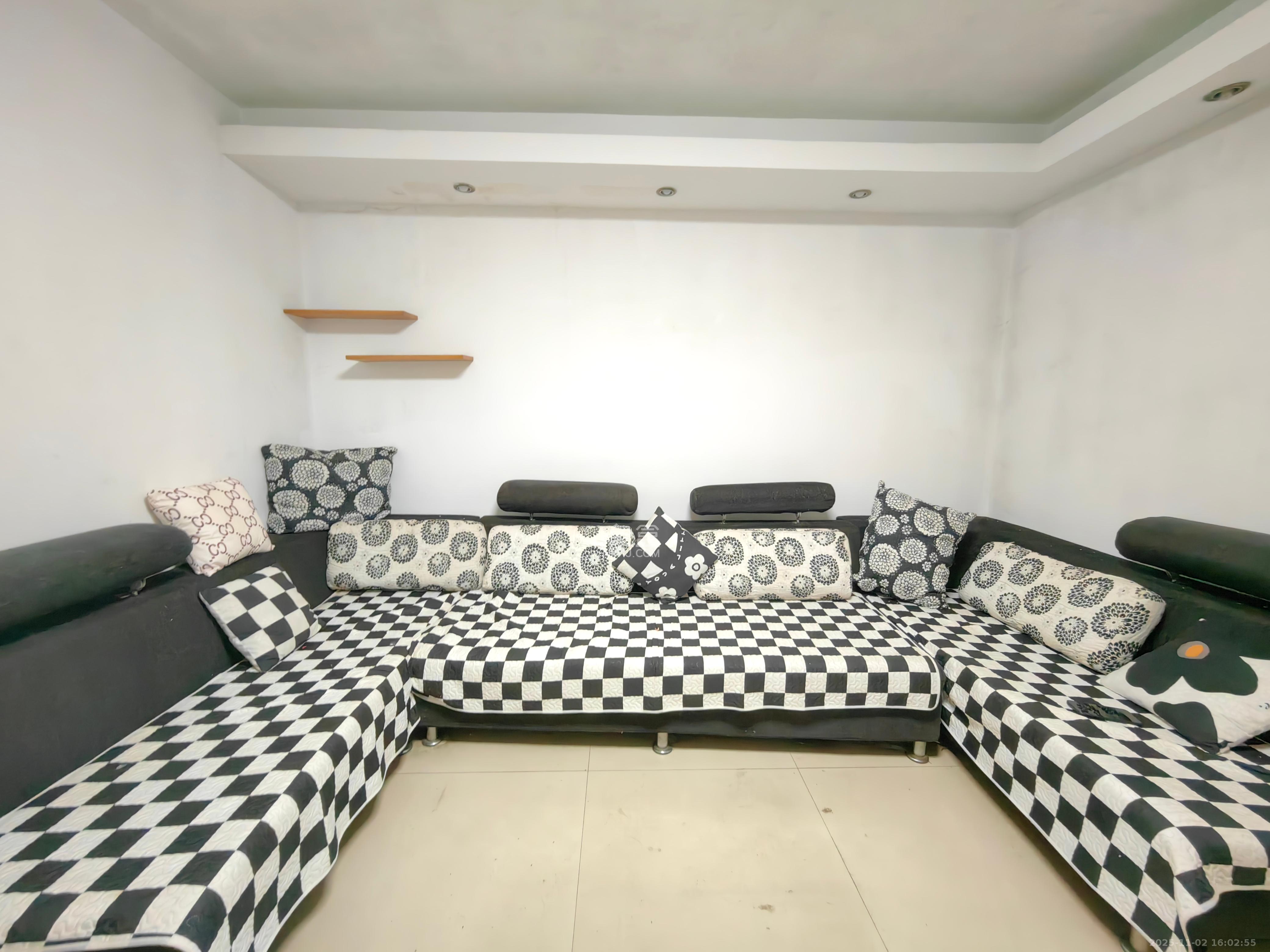 中南汽车世界  2室2厅1卫    1200.0元/月