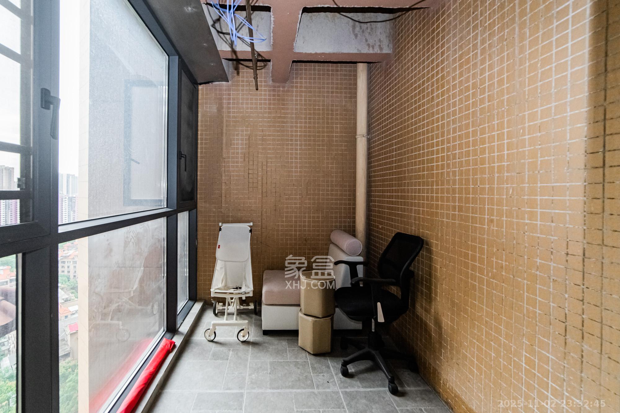 珠江郦城薰衣道 4室2厅2卫 138.0万 珠江郦城薰衣道 4室2厅2卫 138.0万阳台