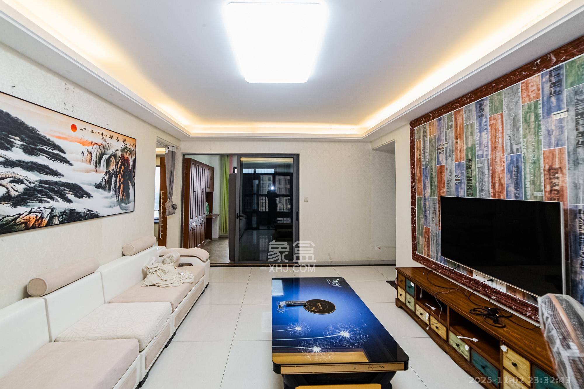 珠江郦城薰衣道  4室2厅2卫    138.0万客厅