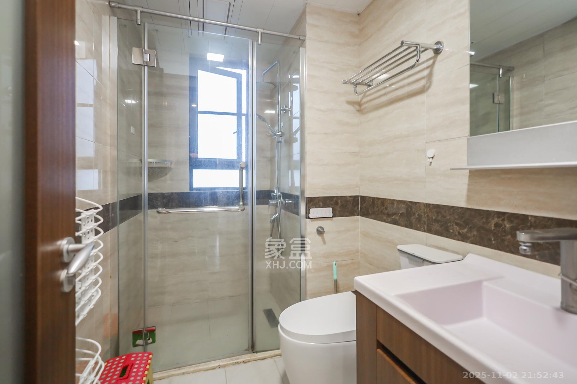 万科里金域国际  4室2厅2卫    235.0万卫生间