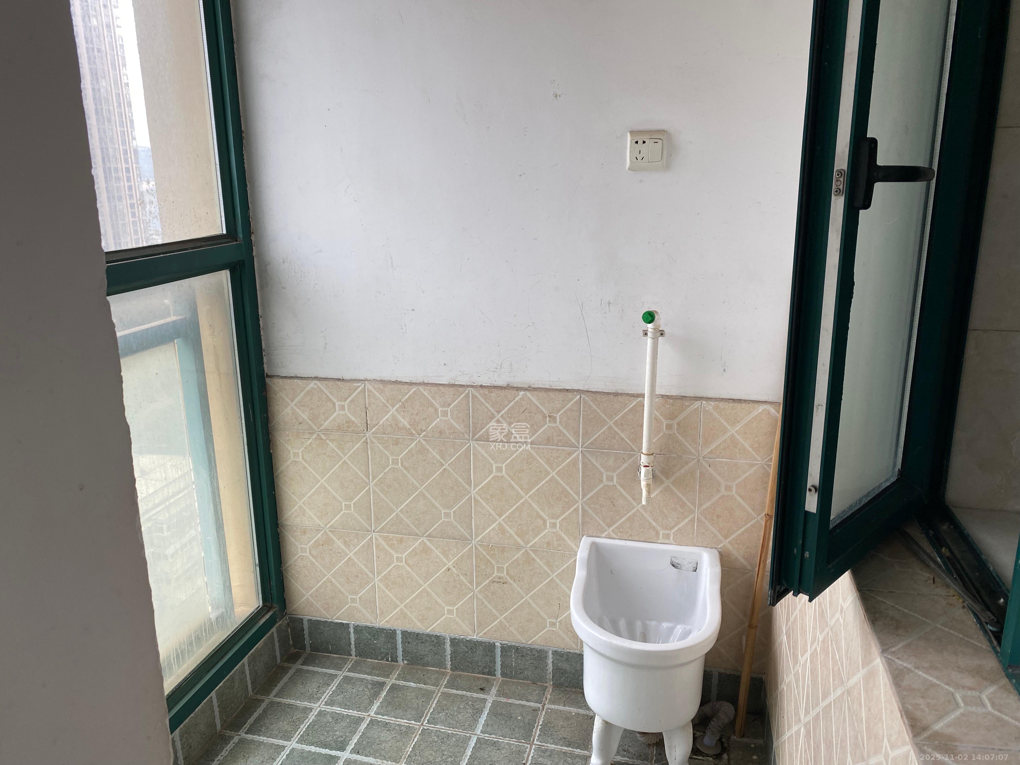 滨江金座  1室2厅1卫    3300.0元/月室内图