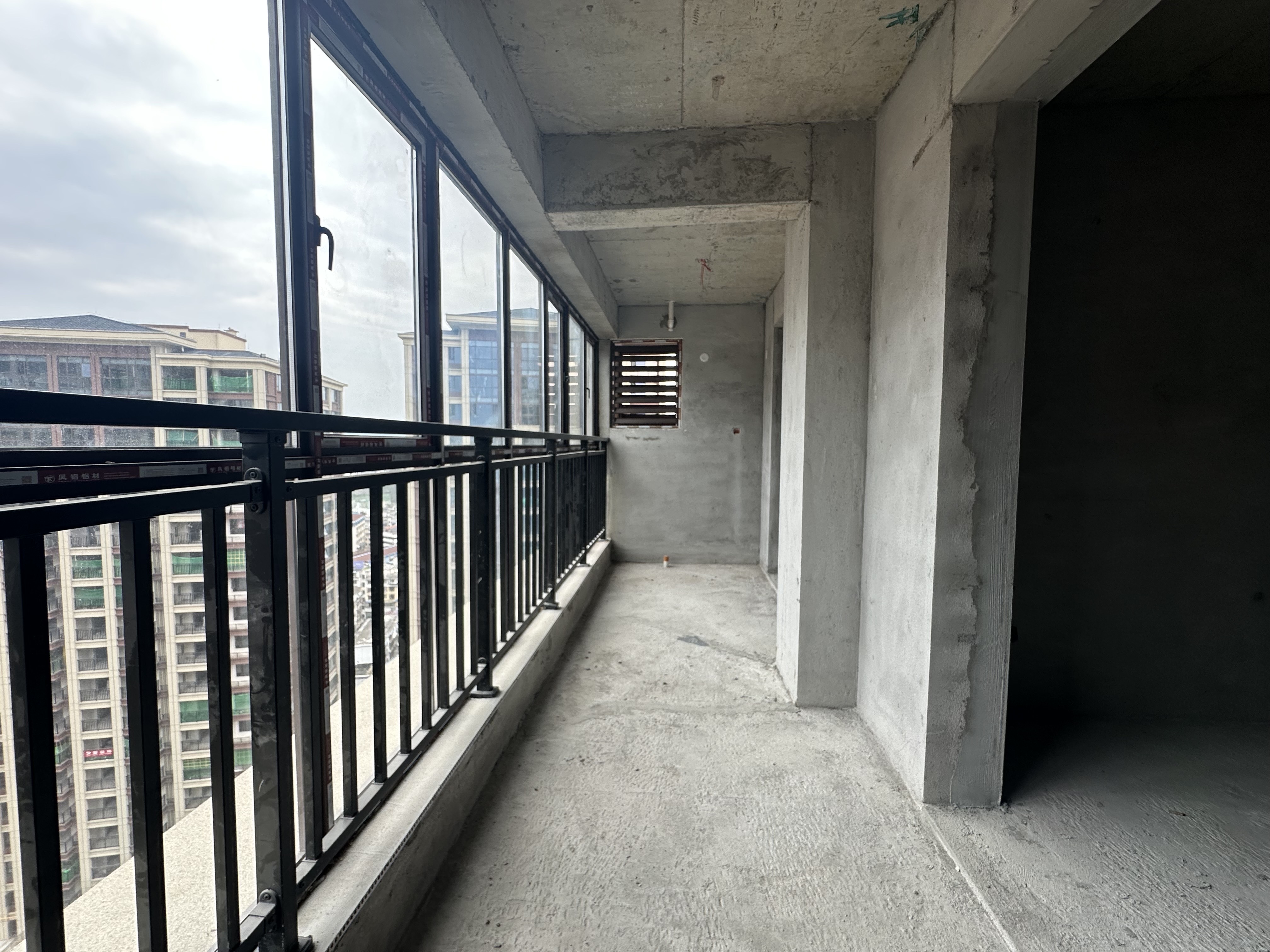 奇峰广场  3室2厅2卫    2500.0元/月室内图