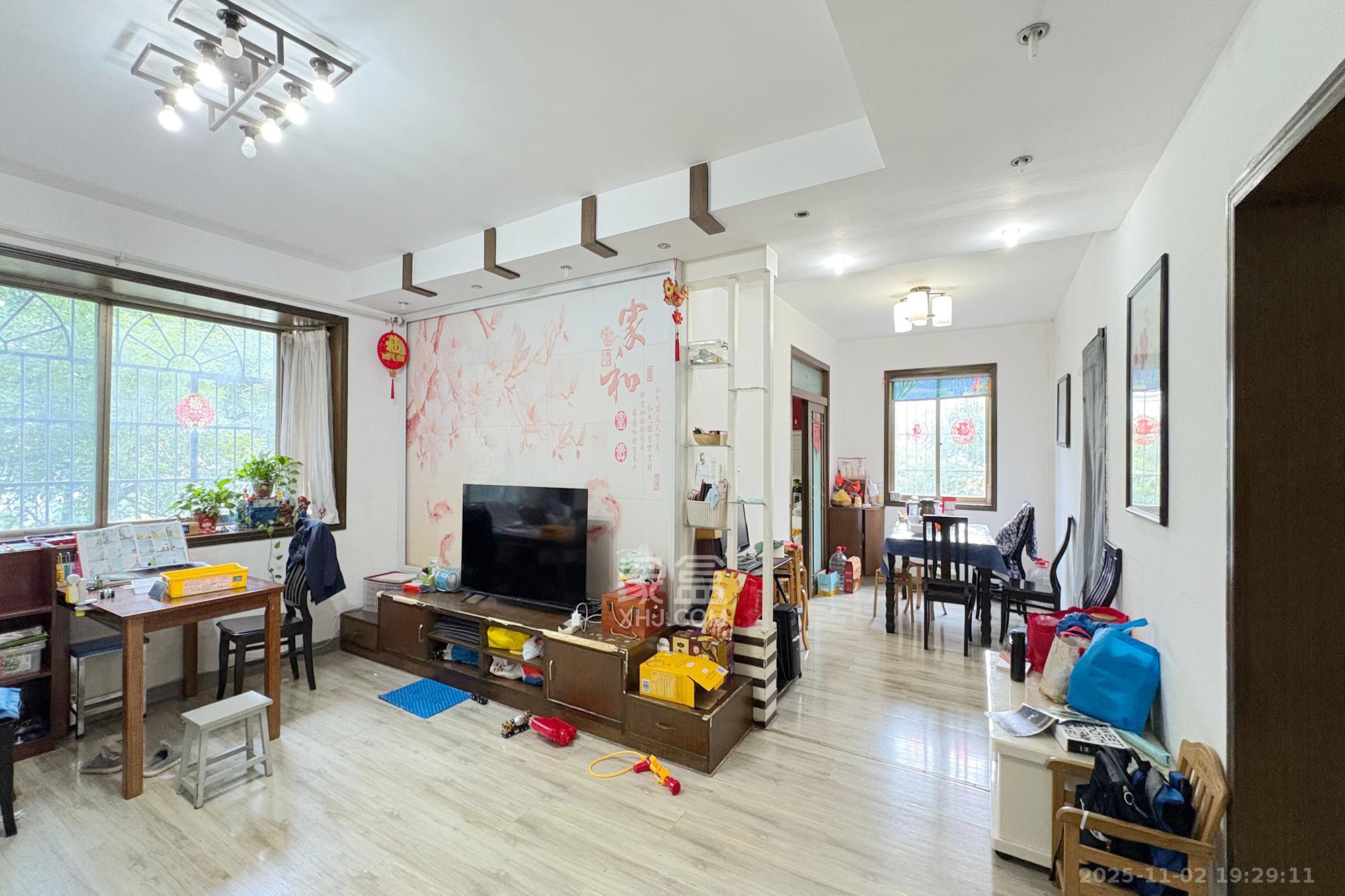 东南明苑  3室2厅2卫    75.0万客厅