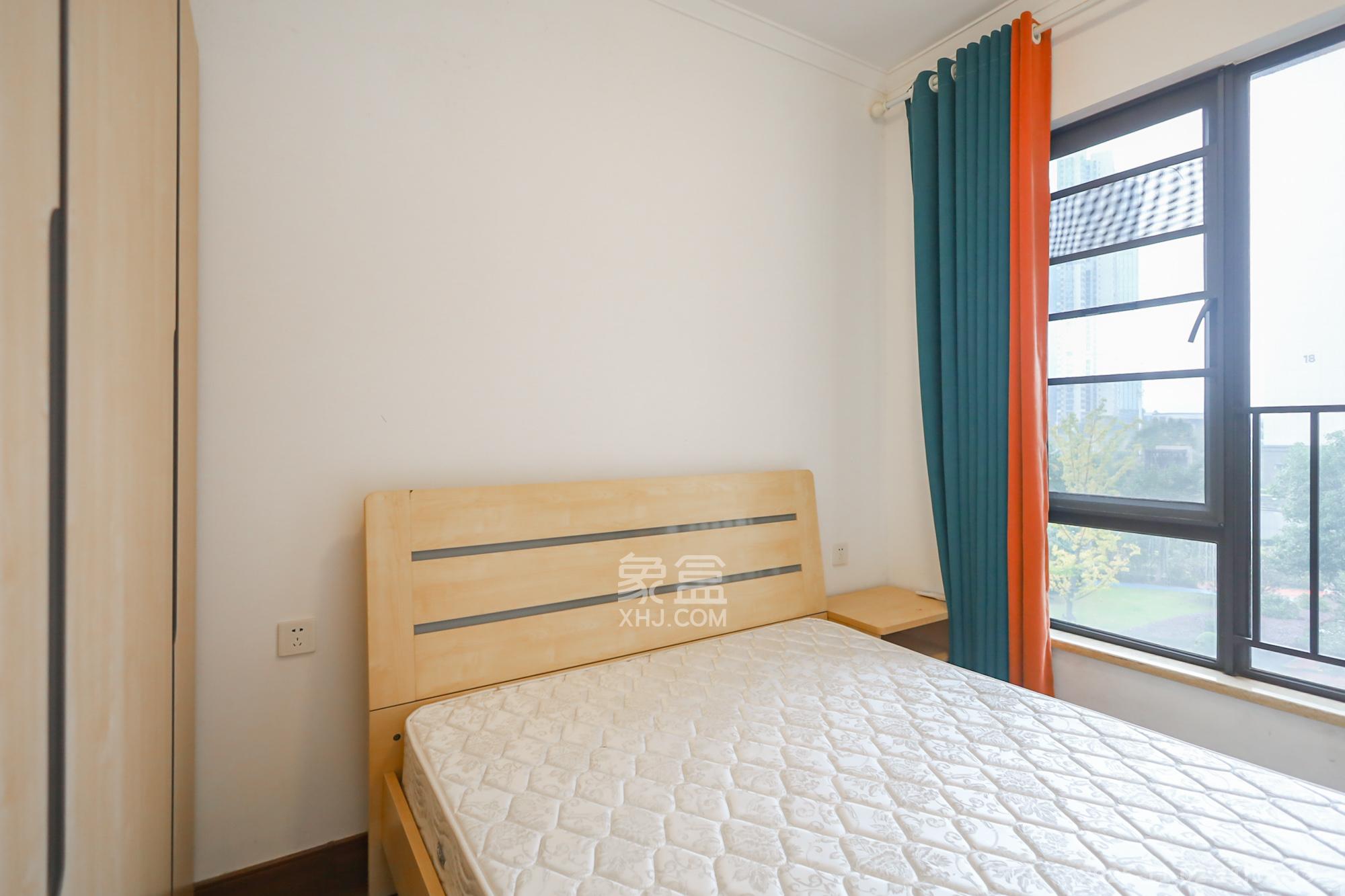 万科里金域国际  4室2厅2卫    235.0万卧室