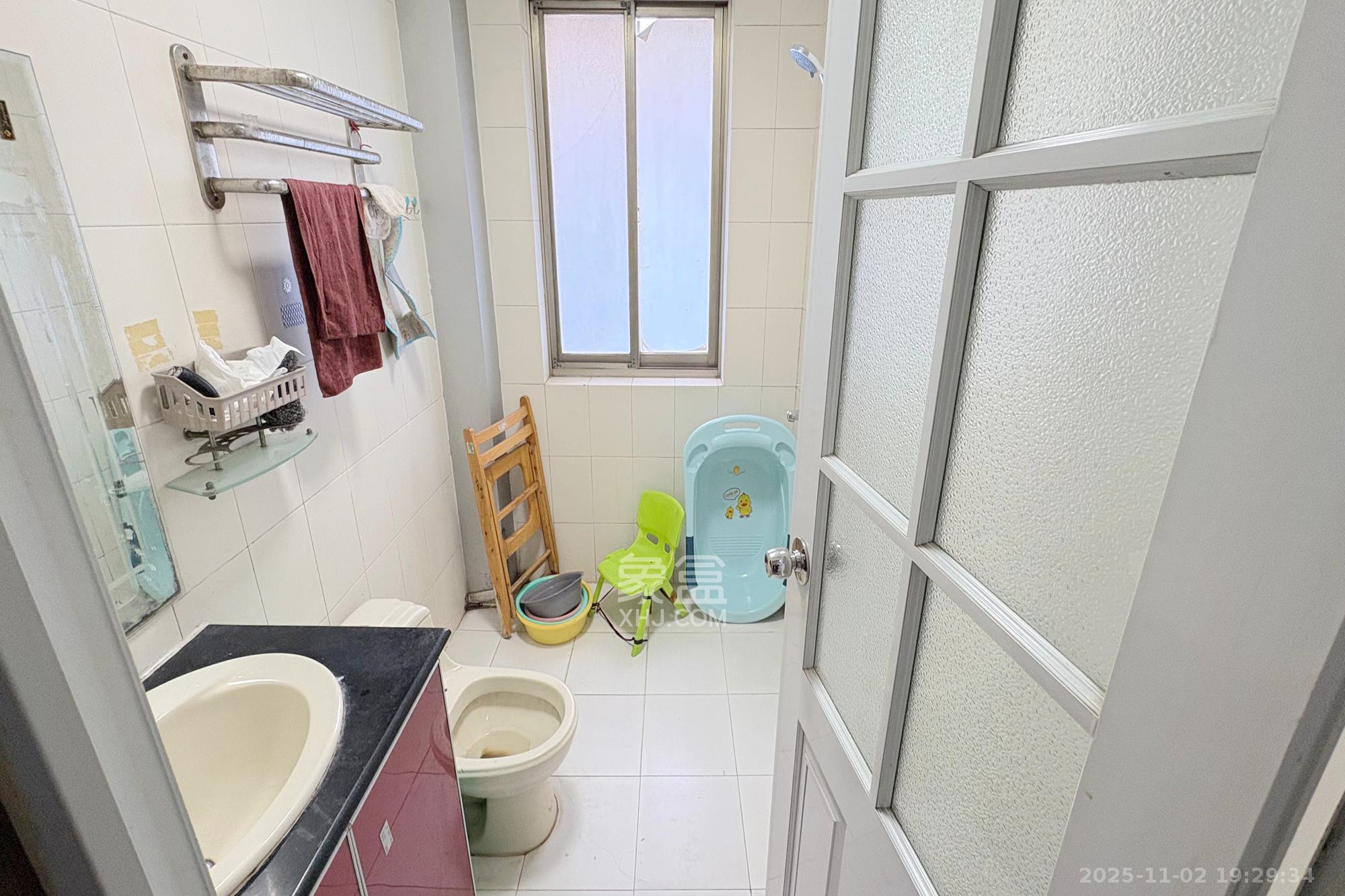 东南明苑  3室2厅2卫    75.0万卫生间