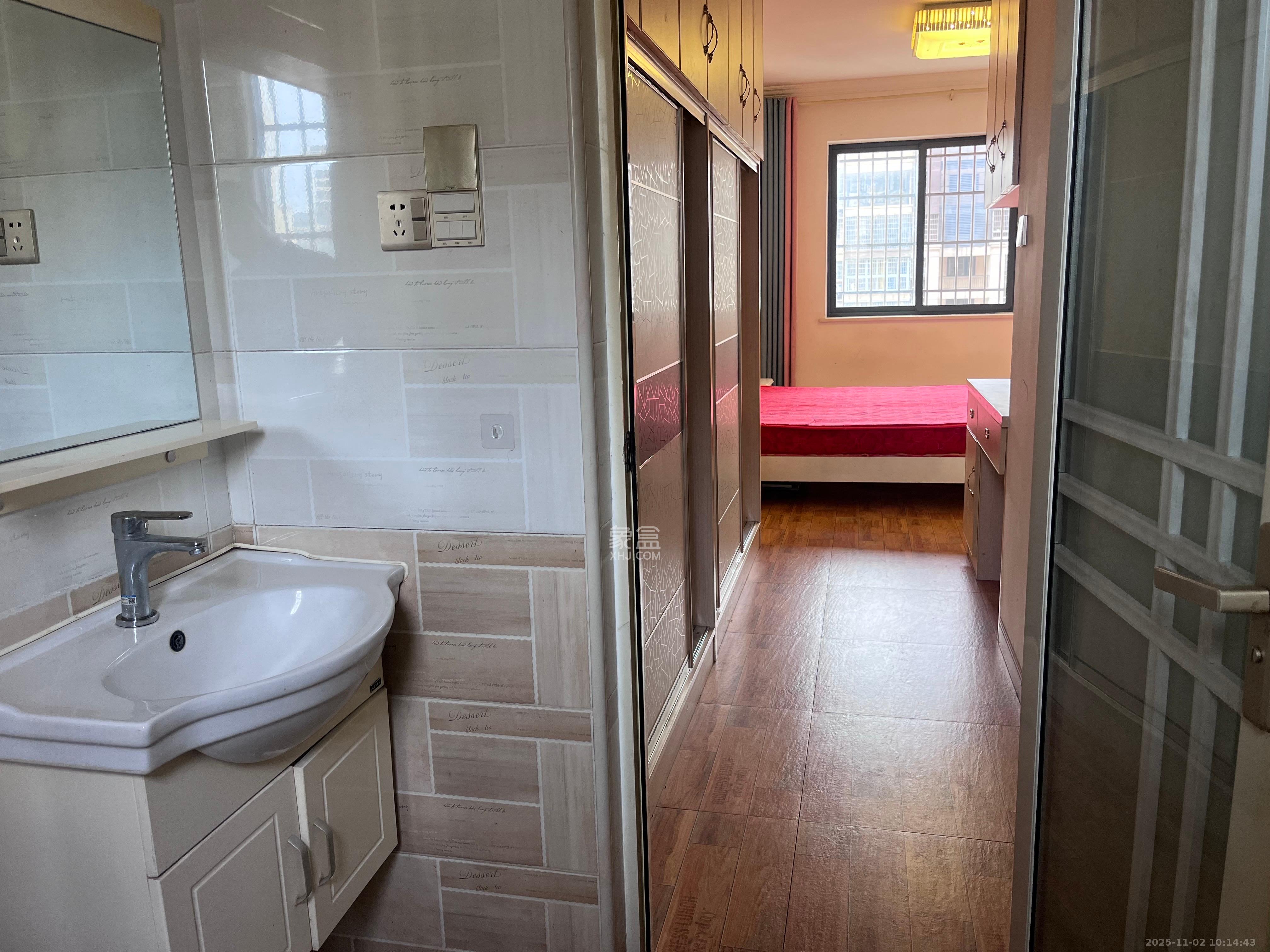 桥头家苑一期  3室2厅2卫    2000.0元/月室内图