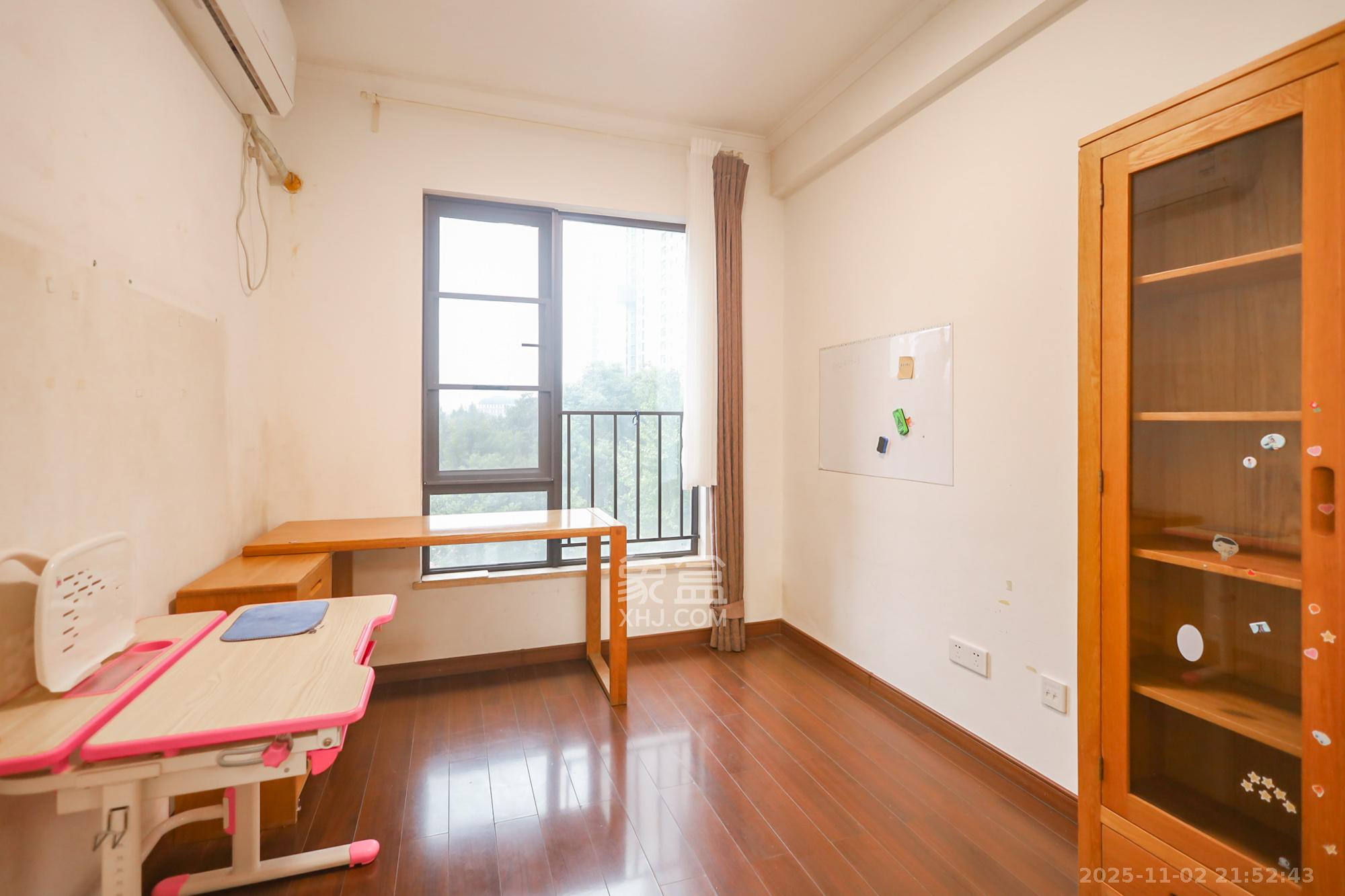 万科里金域国际  4室2厅2卫    235.0万卧室