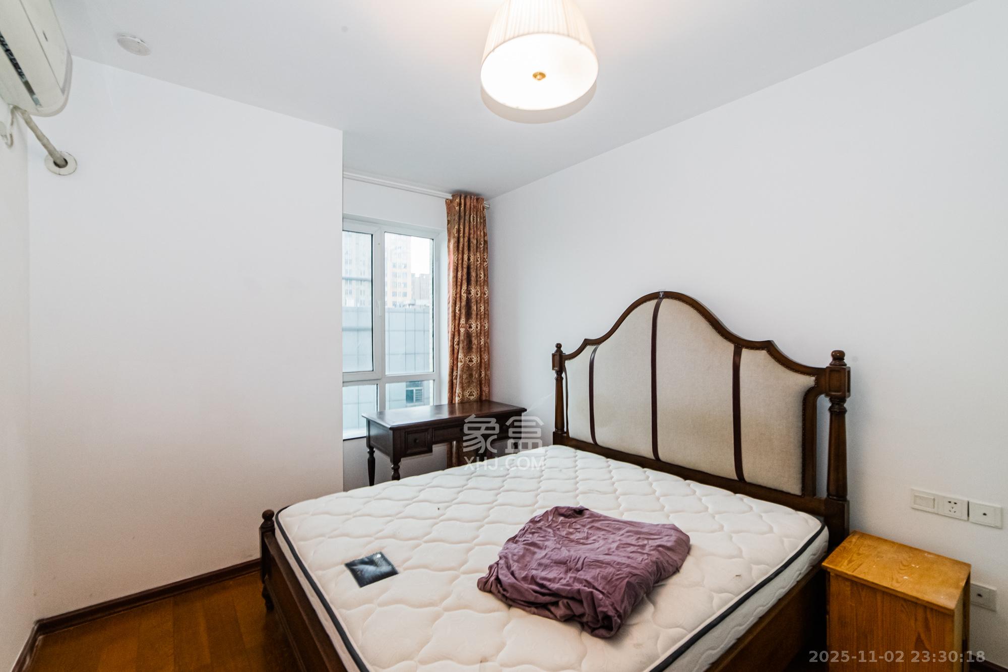 万国城（当代满庭春MOMA）二期  2室2厅1卫    75.0万卧室