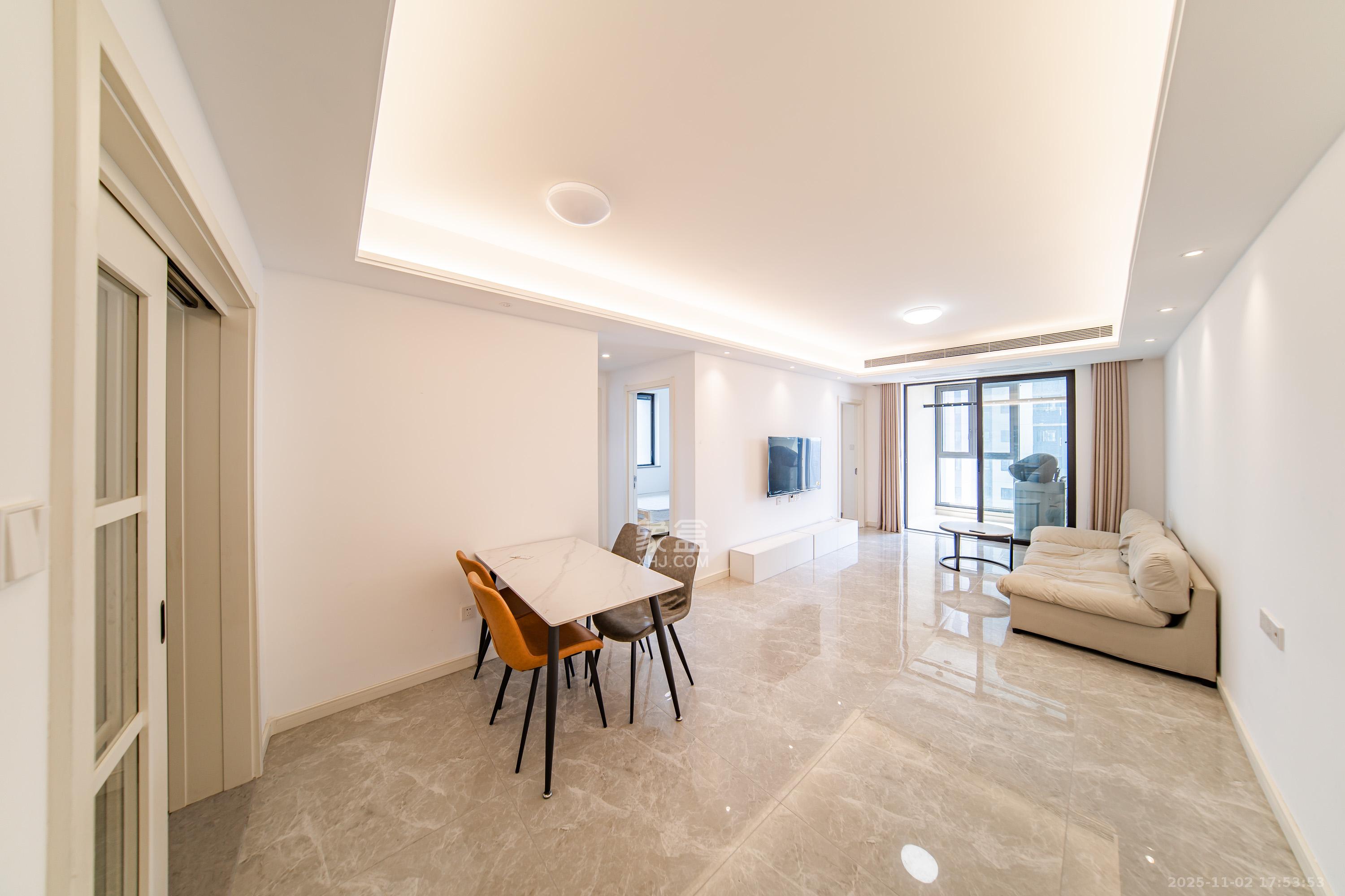 万科金色梦想C区  3室2厅2卫    120.0万客厅